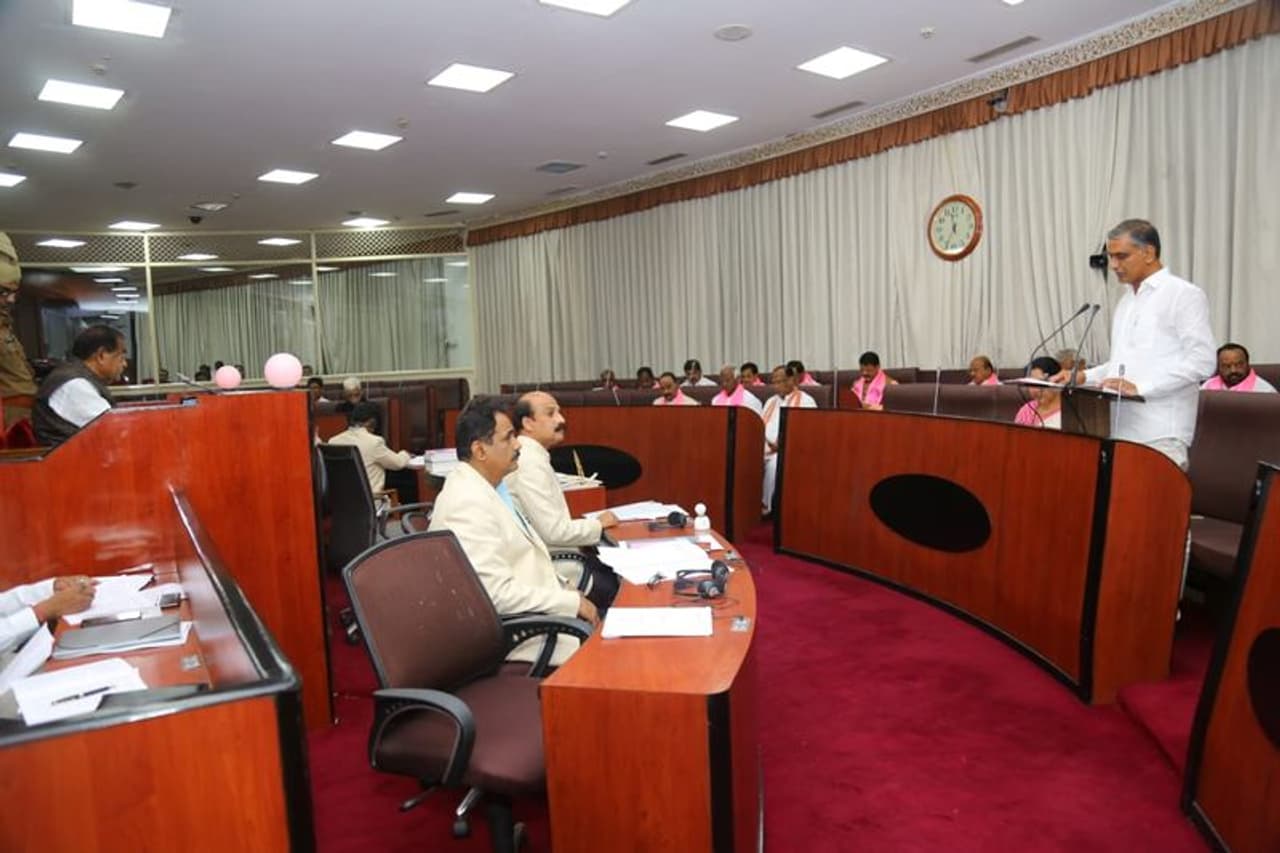 <p>ఆంధ్రప్రదేశ్ లో ఎన్నికళకు మరో నాలుగేళ్ల దూరం ఉన్నప్పటికీ... సమీపంలో ఎన్నికలున్న పశ్చిమబెంగాల్ కన్నా రాజకీయ వాతావరణం హీట్ ఎక్కిపోయి ఉంది. అచ్చెన్నాయుడు, జేసీ ప్రభాకర్ అరెస్టులతో అసలే కాకమీదున్న ఏపీ రాజకీయం అట్టుడికిపోతుంది.&nbsp;</p>