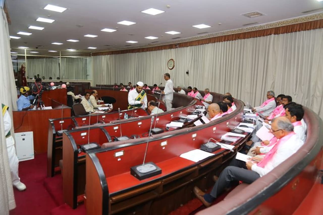 <p>ఆంధ్రప్రదేశ్ రాజకీయాల్లో, ఒకరకంగా దేశ రాజకీయ చరిత్రలోనే నిన్న ఆంధ్రప్రదేశ్ శాసనమండలిలో జరిగిన పరిణామాలు చాలా దురదృష్టకరం. ఒకరిపై ఒకరు వినలేని మాటలతో దూషించుకోవడమే కాకుండా.... భౌతికదాడులకు కూడా తెగబడ్డారు.&nbsp;</p>