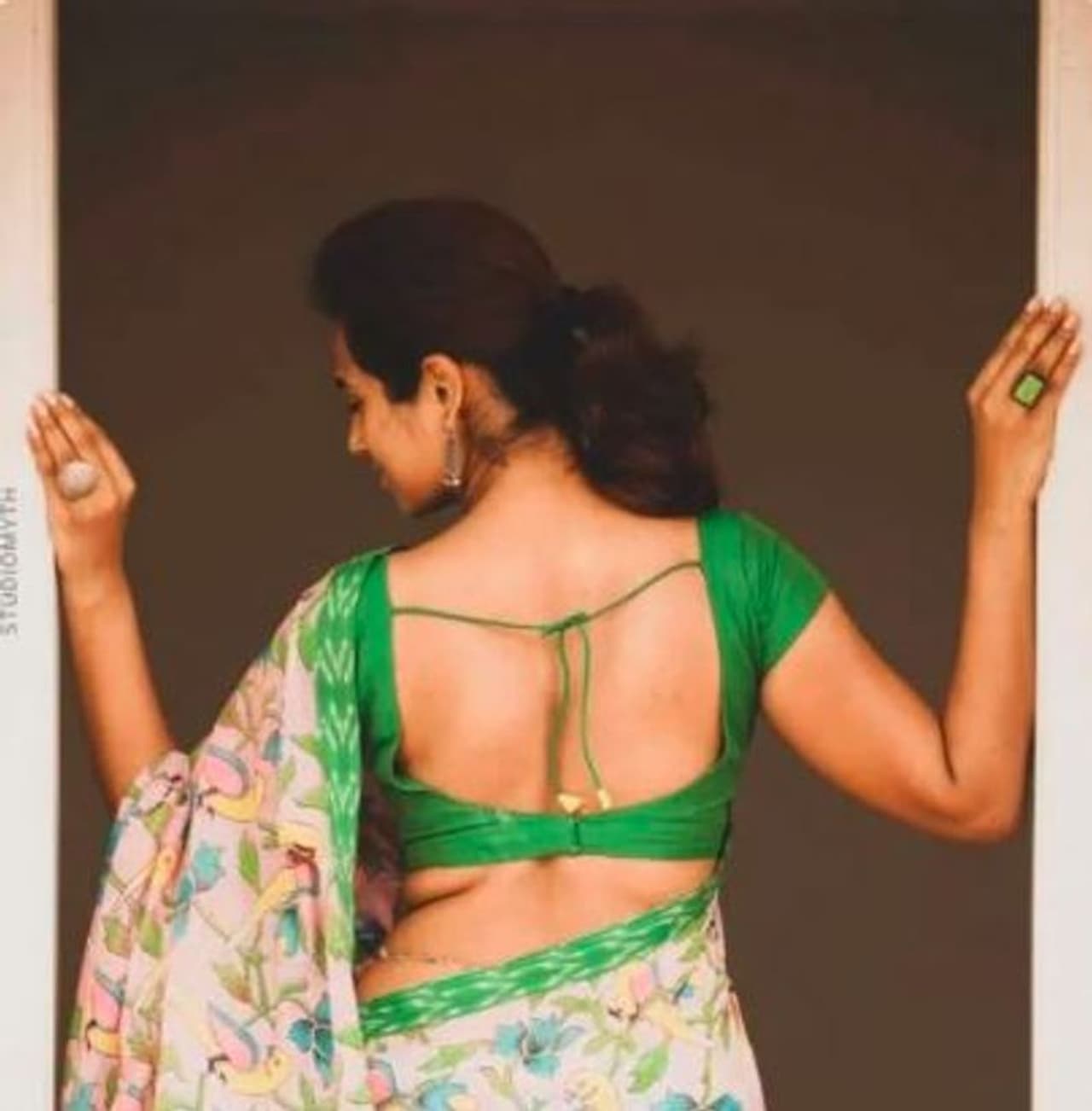 ரம்யா பாண்டியனின் பின்னழகு ரம்யா பாண்டியனின் பின்னழகு