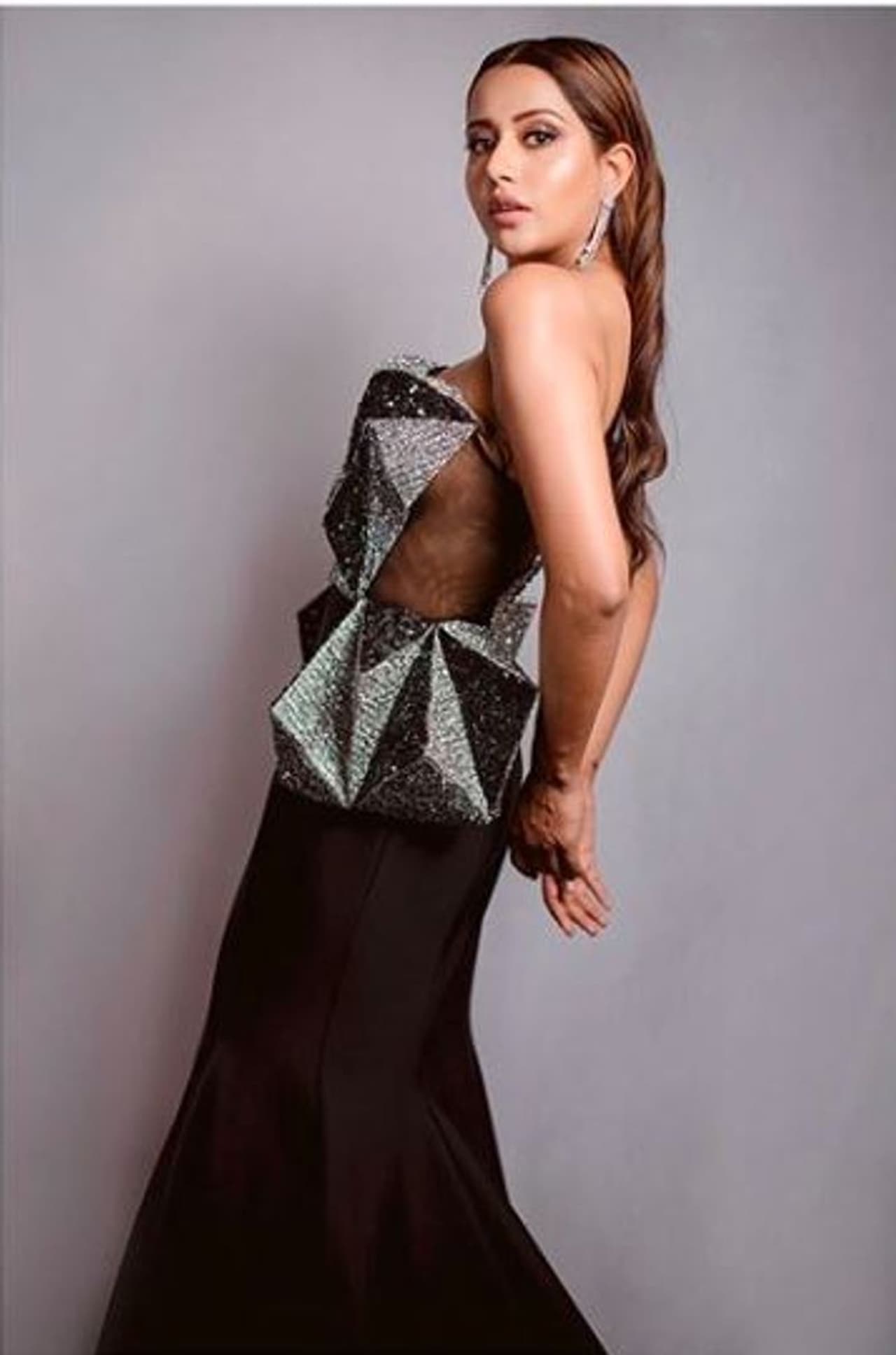 சைடு போஸில் செம்ம ஹாட் சைடு போஸில் செம்ம ஹாட்