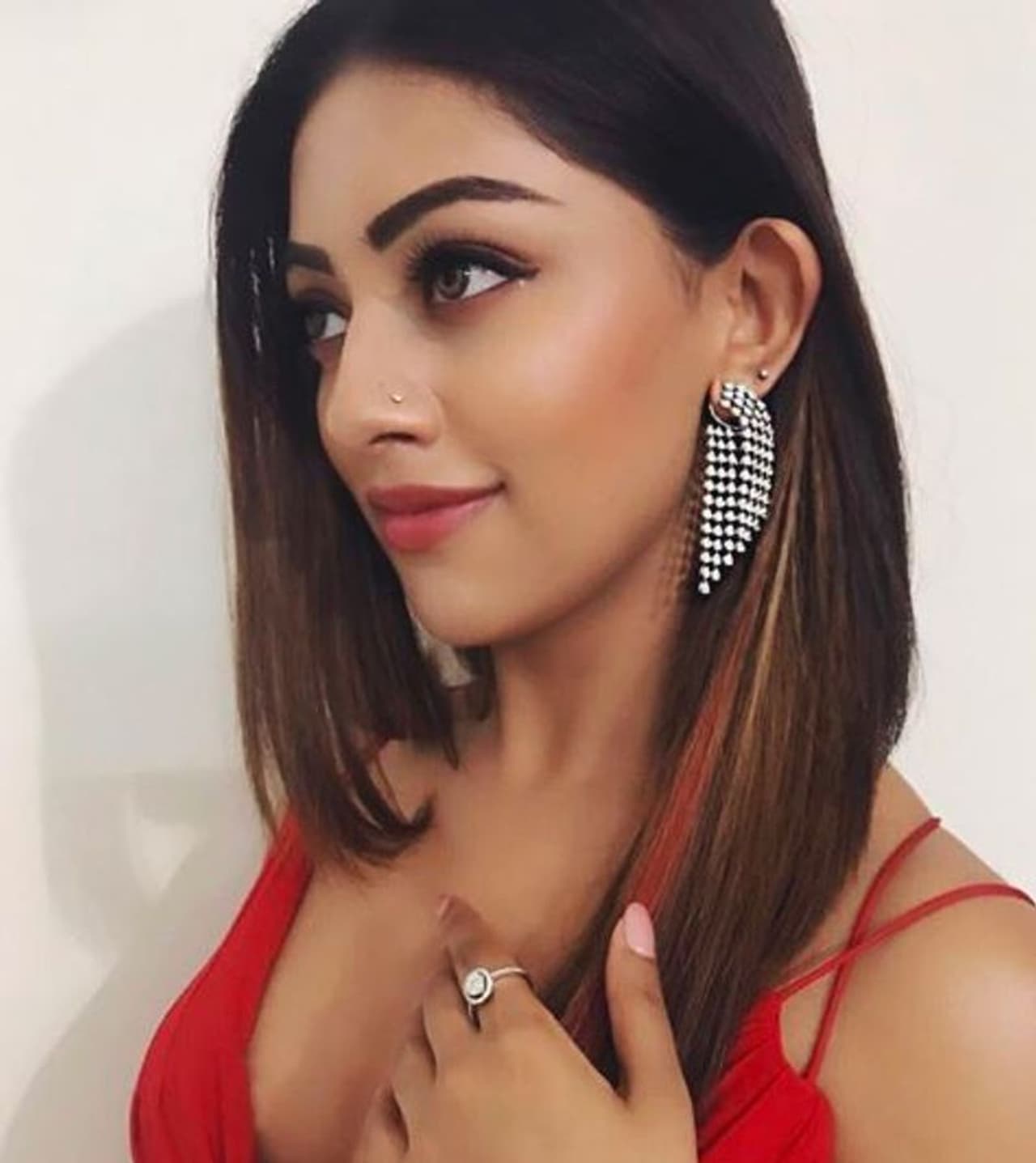 மூக்குத்தி போட்ட மாடர்ன் நாயகி மூக்குத்தி போட்ட மாடர்ன் நாயகி