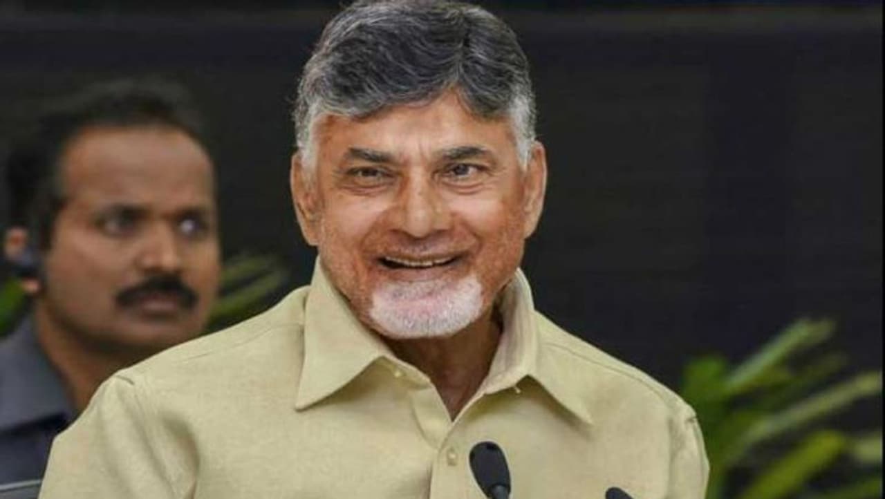 ఏపీ రాష్ట్రంలో గత ఎన్నికల సమయంలో వైఎస్ఆర్సీపీ అనుసరించిన వ్యూహాన్ని టీడీపీ అనుసరించనుంది. అయితే ఈ విషయమై టీడీపీ నేతలు మల్లగుల్లాలు పడుతున్నారు. త్వరలోనే ఈ విషయమై స్పష్టత వచ్చే అవకాశం ఉంది. ఏపీ రాష్ట్రంలో గత ఎన్నికల సమయంలో వైఎస్ఆర్సీపీ అనుసరించిన వ్యూహాన్ని టీడీపీ అనుసరించనుంది. అయితే ఈ విషయమై టీడీపీ నేతలు మల్లగుల్లాలు పడుతున్నారు. త్వరలోనే ఈ విషయమై స్పష్టత వచ్చే అవకాశం ఉంది.