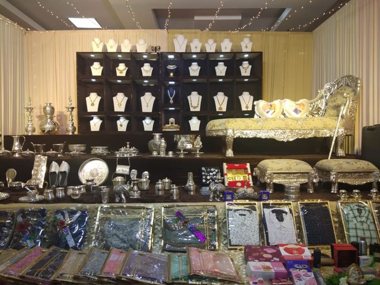 பங்காரு அடிகளாரின் பேத்திக்கு சீர் வழங்கப்பட்ட நகையின் ஒரு பகுதி இது பங்காரு அடிகளாரின் பேத்திக்கு சீர் வழங்கப்பட்ட நகையின் ஒரு பகுதி இது