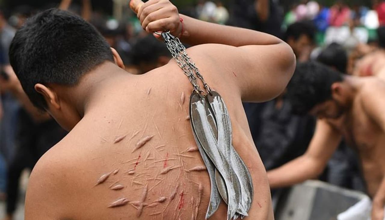 പ്രവാചകന്‍ മുഹമ്മദ് നബിയുടെ ചെറുമകന്‍ കര്‍ബലയില്‍ പൊരുതി മരിച്ചതിന്‍റെ ഓര്‍മ്മയില്‍ രക്തം ചിന്തുന്ന ആചാരങ്ങളുമായി ലോകത്തിന്‍റെ വിവിധ ഭാഗങ്ങളില്‍ അശൂറ ആചരിച്ചു. ഇമാം ഹുസൈന്‍ രക്തസാക്ഷിത്വം വരിച്ചതിന്‍റെ വര്‍ണനകള്‍ കേട്ടാണ് ഷിയ മുസ്‍ലിമുകളുടെ അശൂറ ആചരണം ആരംഭിക്കുന്നത്.