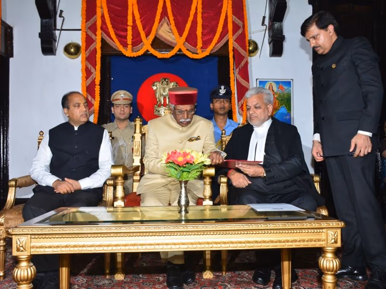 గవర్నర్ గా ప్రమాణం చేసిన తర్వాత సంతకం చేస్తున్న దత్తాత్రేయ గవర్నర్ గా ప్రమాణం చేసిన తర్వాత సంతకం చేస్తున్న దత్తాత్రేయ