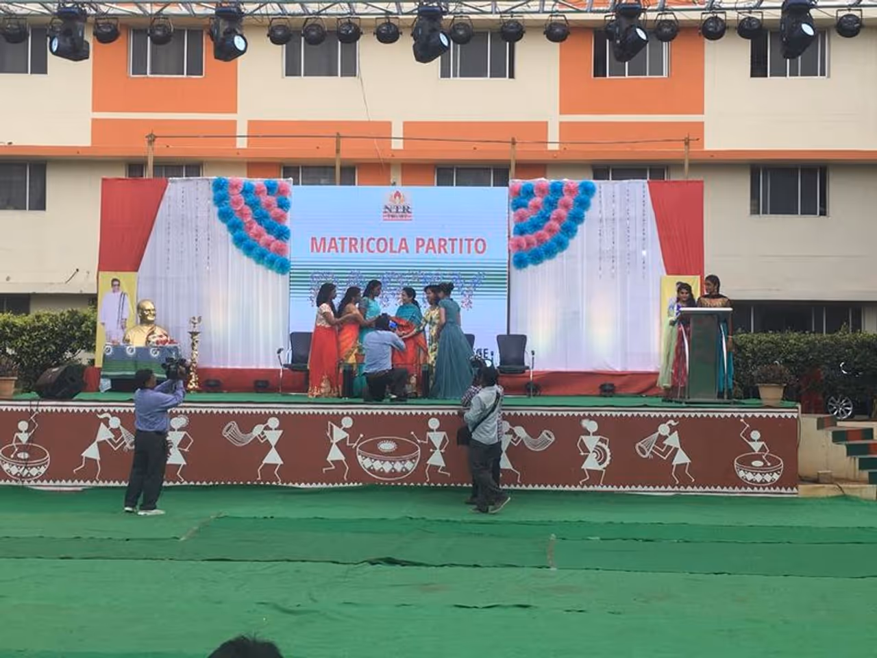 ఎన్టీఆర్ కాలేజ్ ప్రెషర్స్ డే వేడుకల్లో పాల్గొన్న భువనేశ్వరి