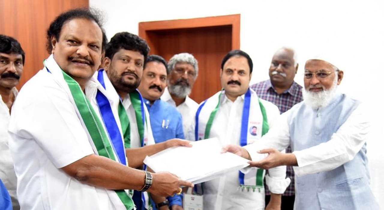 ప్రమాణ స్వీకార పత్రాన్నిఅందుకుంటున్న ఎమ్మెల్సీ చల్లా రామకృష్ణారెడ్డి