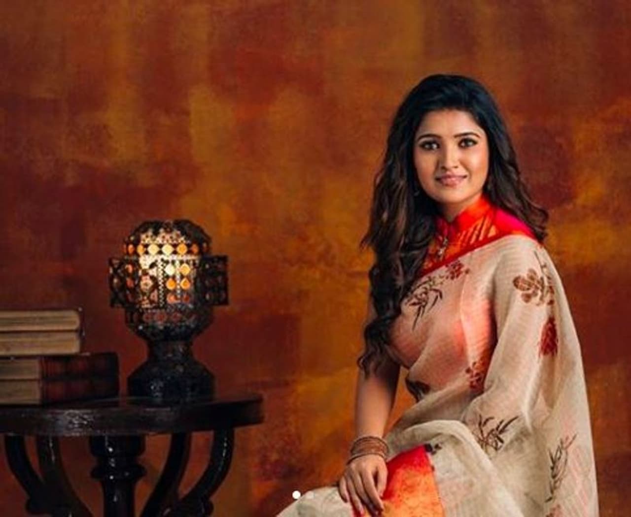 பேரழகியாய் ஜொலிக்கும் வாணி போஜன் பேரழகியாய் ஜொலிக்கும் வாணி போஜன்