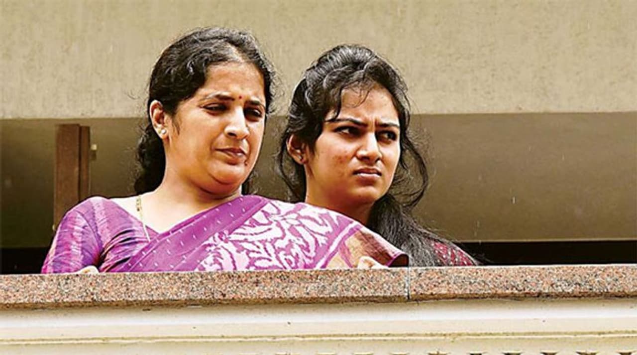 ಕೈ ಮುಖಂಡ, ಕನಕಪುರದ ಬಂಡೆ ಡಿ.ಕೆ. ಶಿವಕುಮಾರ್ಗೆ ಮೂರು ಮಕ್ಕಳು ಐಶ್ವರ್ಯಾ, ಆಭರಣ ಹಾಗೂ ಆಕಾಶ್. ಕೈ ಮುಖಂಡ, ಕನಕಪುರದ ಬಂಡೆ ಡಿ.ಕೆ. ಶಿವಕುಮಾರ್ಗೆ ಮೂರು ಮಕ್ಕಳು ಐಶ್ವರ್ಯಾ, ಆಭರಣ ಹಾಗೂ ಆಕಾಶ್.