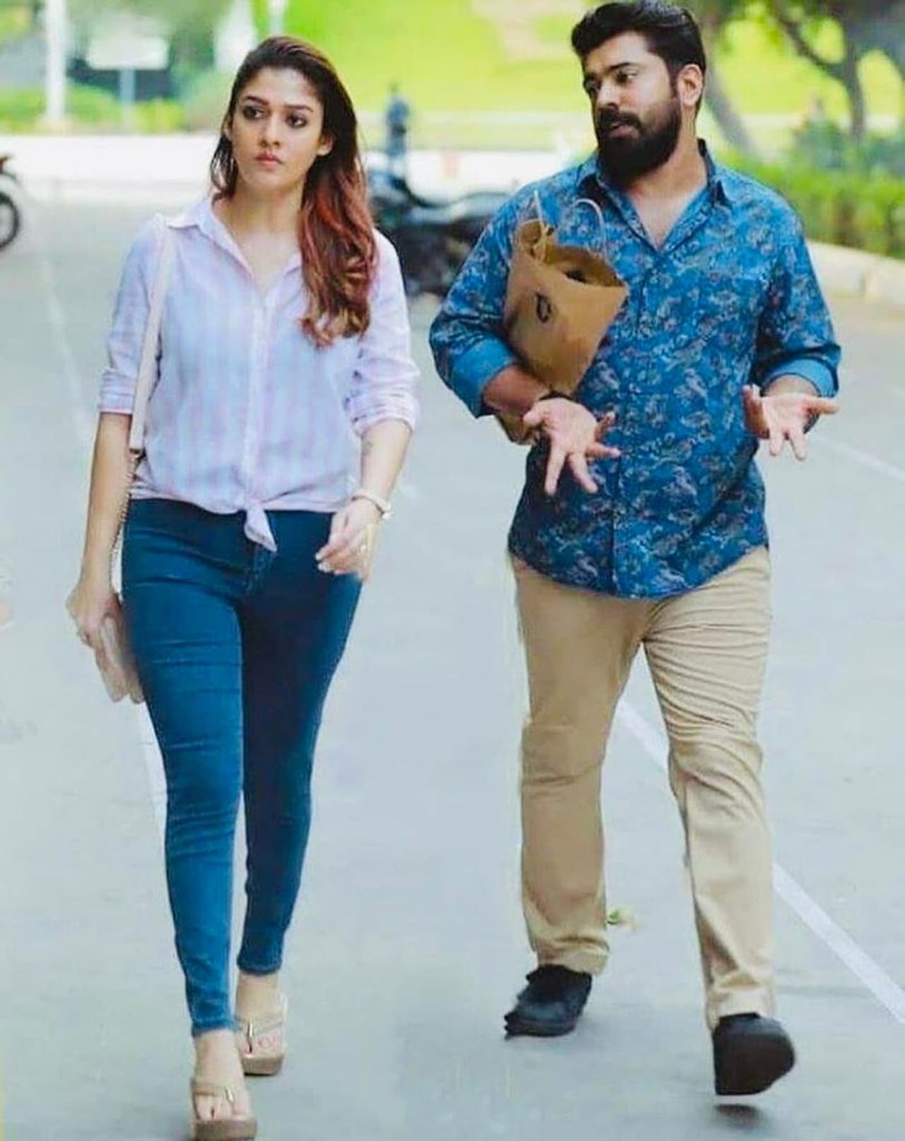 காலார நடைபோட்டு நிழல் காதலனுடன் காலார நடைபோட்டு நிழல் காதலனுடன்