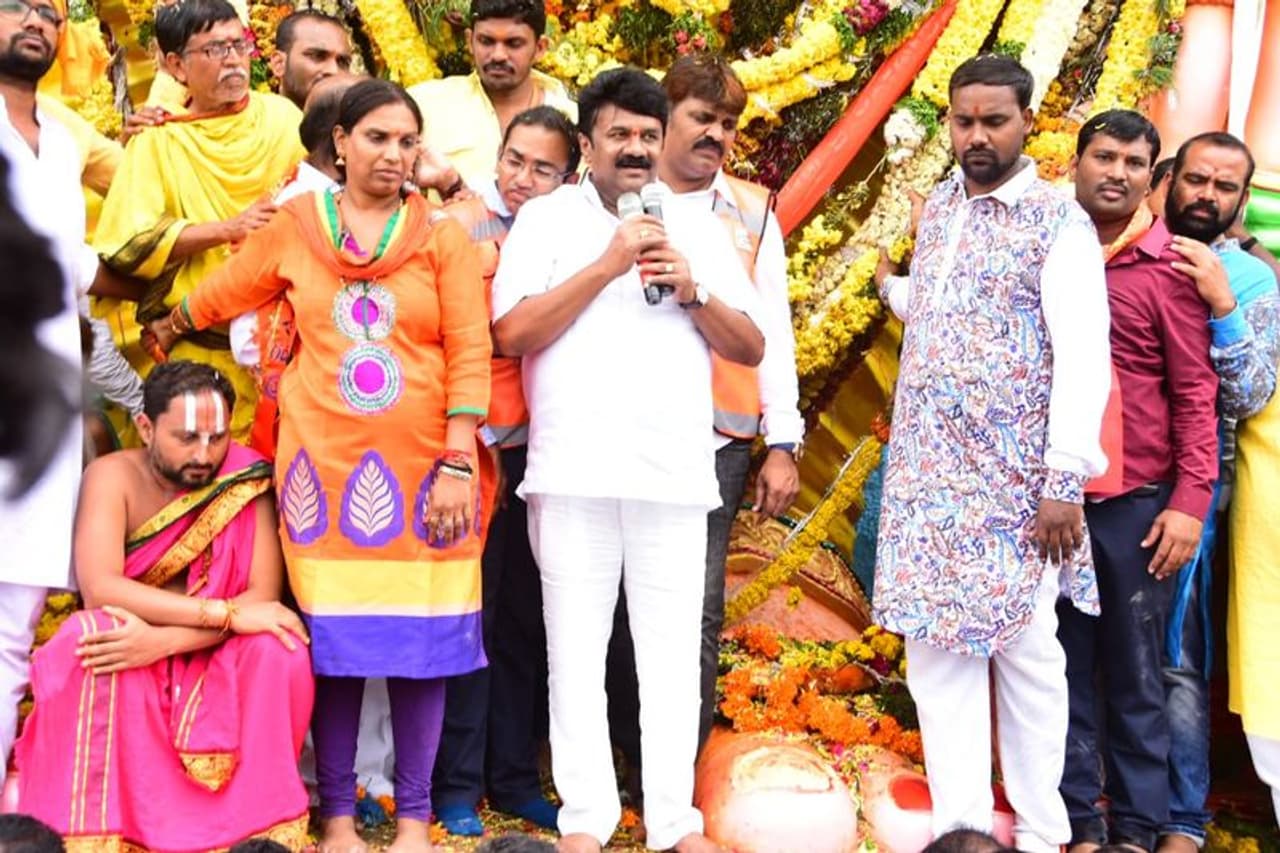 ఖైరతాబాద్ మహా గణపతి వద్ద మాట్లాడుతున్న మంత్రి తలసాని