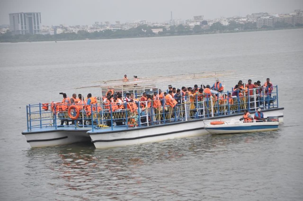 నిమజ్జన ఏర్పాట్లను పర్యవేక్షిస్తున్న జీహెచ్ఎంసీ అధికారులు నిమజ్జన ఏర్పాట్లను పర్యవేక్షిస్తున్న జీహెచ్ఎంసీ అధికారులు