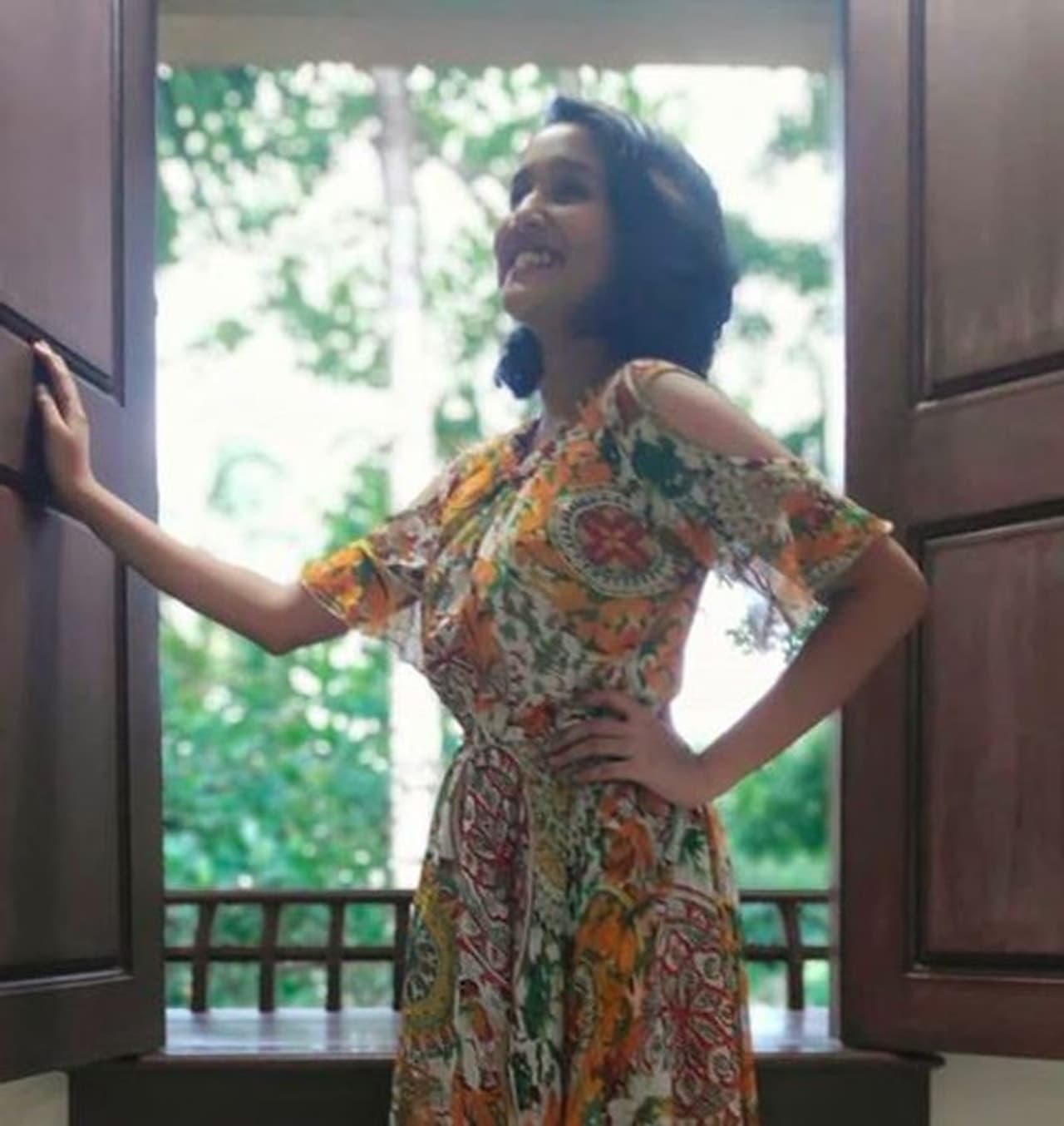 கதவில் கைவைத்து சிரித்தபடியே ஒரு கேசுவல் கிளிக் கதவில் கைவைத்து சிரித்தபடியே ஒரு கேசுவல் கிளிக்