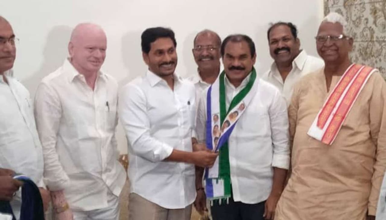 : రామచంద్రాపురం మాజీ ఎమ్మెల్యే తోట త్రిమూర్తులు తనకు ఎప్పటికీ శత్రువేనని ఏపీ డిప్యూటీ సీఎం పిల్లి సుభాష్ చంద్రబోస్ సంచలన వ్యాఖ్యలు చేశారు.వీరిద్దరి మధ్య దశాబ్దాల వైరం ఉంది. ఈ నెల 15వ తేదీన జగన్ సమక్షంలో తోట త్రిమూర్తులు వైఎస్ఆర్‌సీపీలో చేరారు.