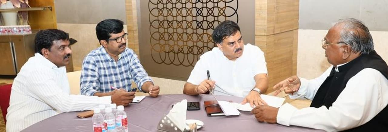 ఆల్ పార్టీ మీటింగ్ ఏర్పాట్లపై నాదెండ్ల, వీహెచ్ చర్చలు ఆల్ పార్టీ మీటింగ్ ఏర్పాట్లపై నాదెండ్ల, వీహెచ్ చర్చలు