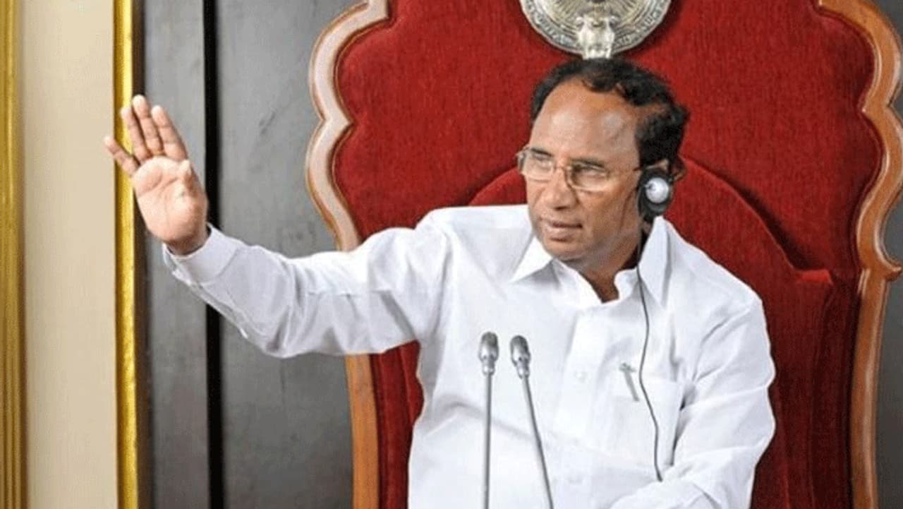 ఏపీ అసెంబ్లీ మాజీ స్పీకర్ కోడెల శివప్రసాదరావు సెల్ఫోన్ కోసం పోలీసులు గాలింపు చర్యలు చేపట్టారు.ఆత్మహత్య కేసులో దర్యాప్తును పోలీసులు వేగవంతం చేశారు. ఏపీ అసెంబ్లీ మాజీ స్పీకర్ కోడెల శివప్రసాదరావు సెల్ఫోన్ కోసం పోలీసులు గాలింపు చర్యలు చేపట్టారు.ఆత్మహత్య కేసులో దర్యాప్తును పోలీసులు వేగవంతం చేశారు.