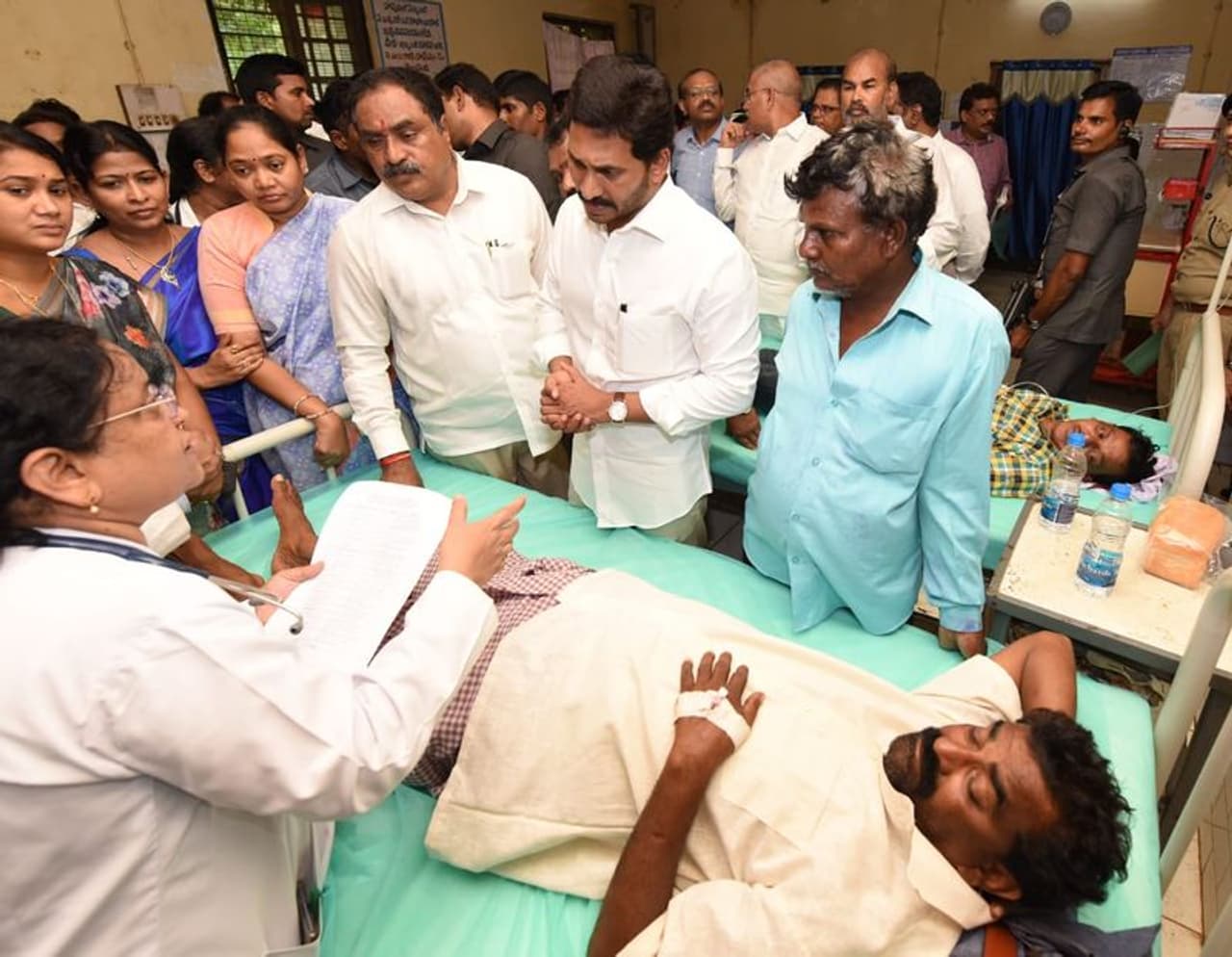 బాధితుల చికిత్స వివరాలను డాక్టర్లను అడిగి తెలుసుకుంటున్న ముఖ్యమంత్రి బాధితుల చికిత్స వివరాలను డాక్టర్లను అడిగి తెలుసుకుంటున్న ముఖ్యమంత్రి