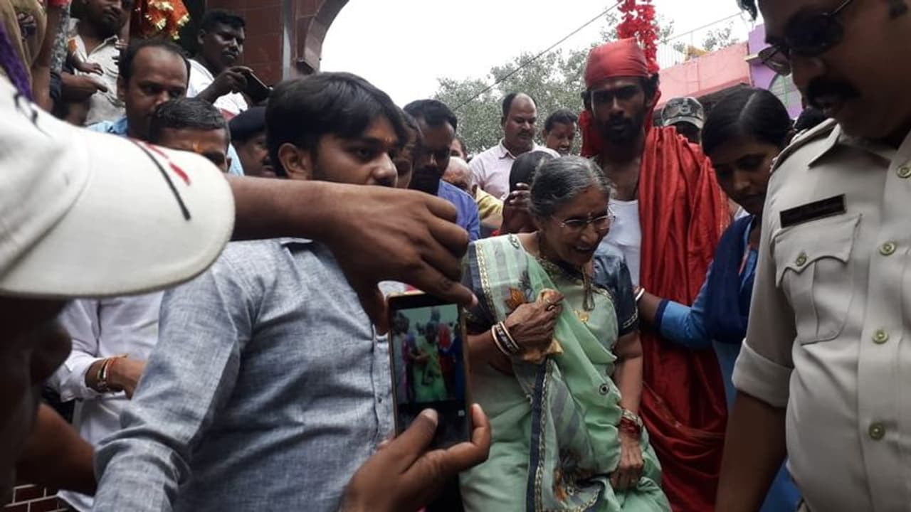 ಪ್ರಧಾನಿ ಮೋದಿ ಹುಟ್ಟುಹಬ್ಬದಂದು, ಪಶ್ಚಿಮ ಬಂಗಾಳದ ಕಲ್ಯಾಣೇಶ್ವರಿ ದೇವಸ್ಥಾನದಲ್ಲಿ ವಿಶೇಷ ಪೂಜೆ ಸಲ್ಲಿಸಲು ಆಗಮಿಸಿದ ಪತ್ನಿ ಜಶೋದಾ ಬೇನ್ ಪ್ರಧಾನಿ ಮೋದಿ ಹುಟ್ಟುಹಬ್ಬದಂದು, ಪಶ್ಚಿಮ ಬಂಗಾಳದ ಕಲ್ಯಾಣೇಶ್ವರಿ ದೇವಸ್ಥಾನದಲ್ಲಿ ವಿಶೇಷ ಪೂಜೆ ಸಲ್ಲಿಸಲು ಆಗಮಿಸಿದ ಪತ್ನಿ ಜಶೋದಾ ಬೇನ್