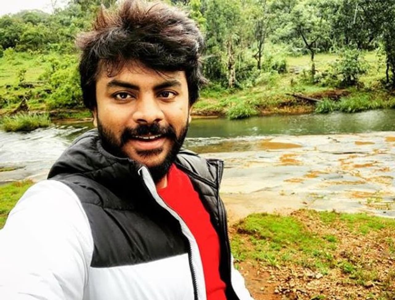 <p>ಬಿಗ್ ಬಾಸ್ ಮನೆಯಲ್ಲಿ ಚಂದನ್ ಮತ್ತು ನಿವೇದಿತಾ ತಾವಿಬ್ಬರು ಅಣ್ಣ ತಂಗಿ ಎಂದು ಹೇಳಿಕೊಂಡಿದ್ದ ವಿಡಿಯೋ ಈಗಲೂ ಸೋಶಿಯಲ್ ಮೀಡಿಯಾದಲ್ಲು ವೈರಲ್ ಆಗುತ್ತಿರುತ್ತದೆ.</p> <p>ಬಿಗ್ ಬಾಸ್ ಮನೆಯಲ್ಲಿ ಚಂದನ್ ಮತ್ತು ನಿವೇದಿತಾ ತಾವಿಬ್ಬರು ಅಣ್ಣ ತಂಗಿ ಎಂದು ಹೇಳಿಕೊಂಡಿದ್ದ ವಿಡಿಯೋ ಈಗಲೂ ಸೋಶಿಯಲ್ ಮೀಡಿಯಾದಲ್ಲು ವೈರಲ್ ಆಗುತ್ತಿರುತ್ತದೆ.</p>