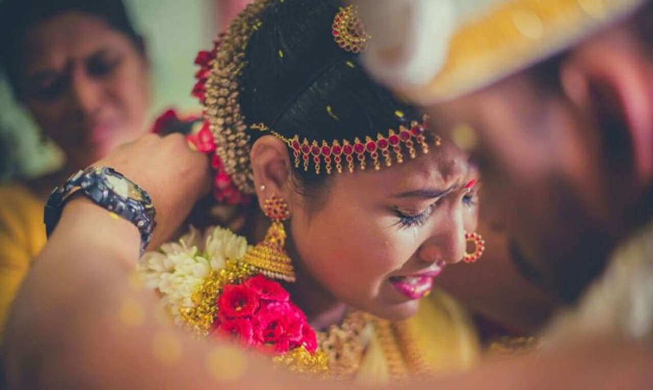 మన దేశంలో పెళ్లికి ఎక్కువ ప్రాధాన్యత ఇస్తారు. మనిషి జీవితంలో పెళ్లి కీలక పాత్ర పోషిస్తుంది. నచ్చని తండి తినొచ్చు.. అది సాయంత్రానికి అరిగిపోతుంది. నచ్చని డ్రెస్ వేసుకోవచ్చు.. మరుసటి రోజు విప్పేయచ్చు. ఫ్రెండ్స్ నచ్చకపోతే దూరంగా ఉండొచ్చు. కానీ నచ్చని వాడిని పెళ్లి చేసుకుంటే జీవితాంతం నరకం అనుభవించాల్సి వస్తుంది. మన దేశంలో పెళ్లికి ఎక్కువ ప్రాధాన్యత ఇస్తారు. మనిషి జీవితంలో పెళ్లి కీలక పాత్ర పోషిస్తుంది. నచ్చని తండి తినొచ్చు.. అది సాయంత్రానికి అరిగిపోతుంది. నచ్చని డ్రెస్ వేసుకోవచ్చు.. మరుసటి రోజు విప్పేయచ్చు. ఫ్రెండ్స్ నచ్చకపోతే దూరంగా ఉండొచ్చు. కానీ నచ్చని వాడిని పెళ్లి చేసుకుంటే జీవితాంతం నరకం అనుభవించాల్సి వస్తుంది.