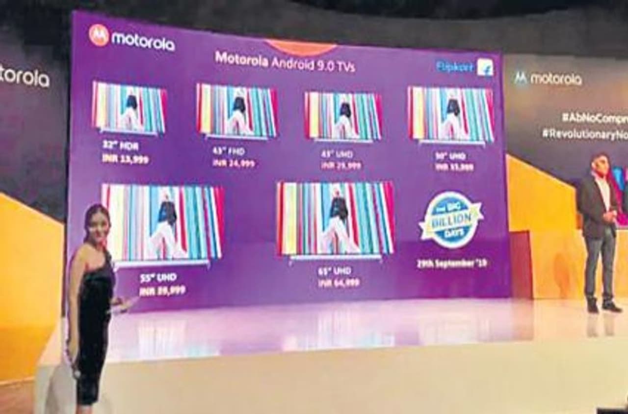 న్యూఢిల్లీ: చైనా మొబైల్స్ తయారీ సంస్థల మధ్య పోటీ మొదలైంది. లెనోవా సొంతమైన మోటరోలా భారత మార్కెట్‌లో చౌక ధరలకే పలు ఆండ్రాయిడ్ టీవీలను విడుదల చేసింది. ఇటు షియోమీ, అటు వన్ ప్లస్ సంస్థలకు చెక్ పెట్టేందుకు మోటరోలా ముందుకు వచ్చింది. ఫ్లిప్‌కార్ట్ సహకారంతో 32, 43, 50, 55, 65 ఇంచుల డిస్‌ప్లే పరిమాణాల్లో ఆరు కొత్త స్మార్ట్ టీవీలను సోమవారం మోటరోలా లాంచ్‌ చేసింది. భారతదేశంలో స్మార్ట్‌టీవీలకు పెరుగుతున్నఆదరణ నేపథ్యంలో స్మార్ట్ టీవీ మార్కెట్‌పై దృష్టి పెట్టడానికి వాల్‌మార్ట్ యాజమాన్యంలోని ఈ కామర్స్‌ దిగ్గజం ఫ్లిప్‌కార్ట్‌ కొత్త వ్యూహంతో కస్టమర్లను ఆకట్టుకుంటోంది.