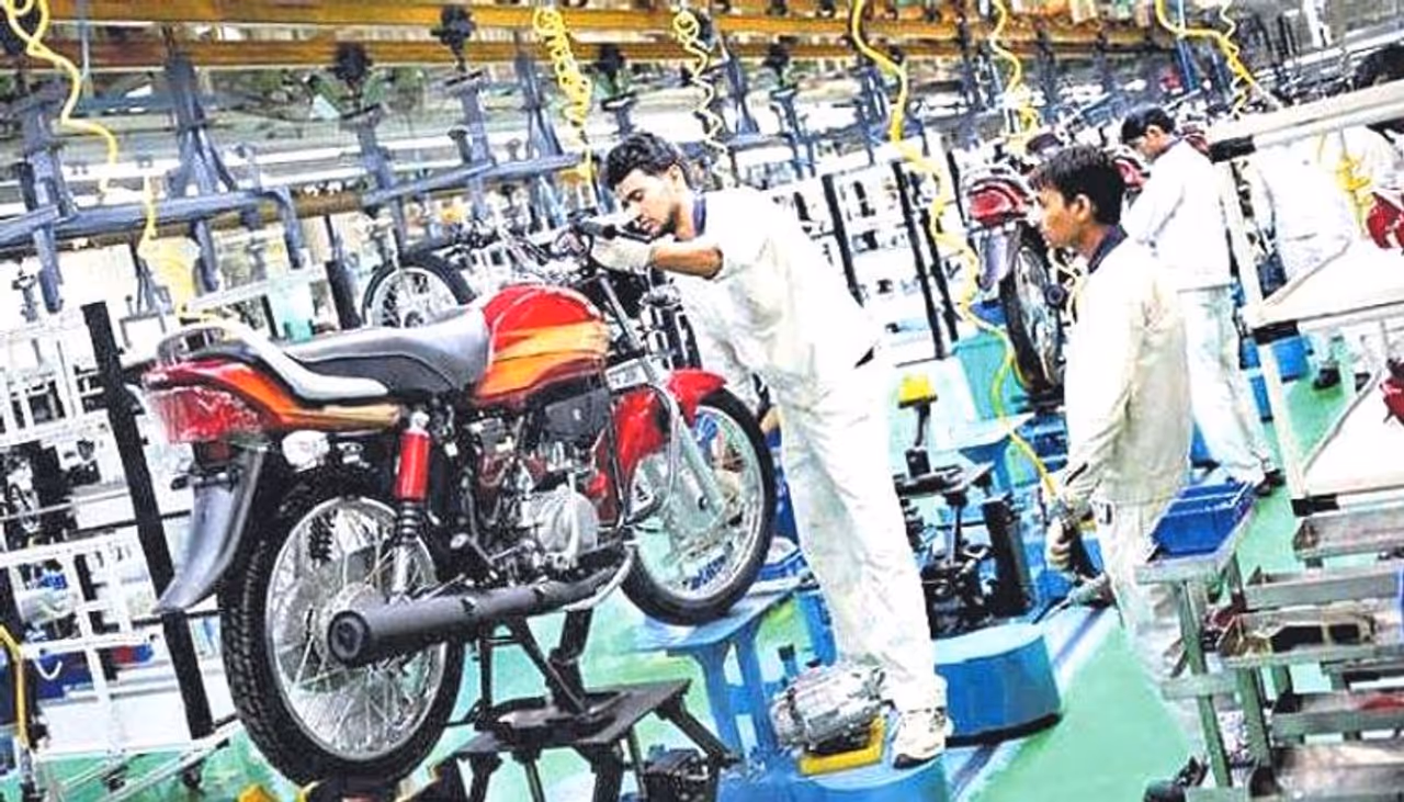 న్యూఢిల్లీ: ఆర్థిక మందగమనం.. ఆటోమొబైల్ వాహనాల విక్రయాలు నెమ్మదించిన నేపథ్యంలో హీరో మోటో కార్ప్స్ సంచలన నిర్ణయం తీసుకున్నది. తన సంస్థ ఉద్యోగులకు స్వచ్ఛంద పదవీ విరమణ పథకం (వీఆర్ఎస్) ప్రకటించింది. ఉత్పాదకత, సామర్థ్యం పెంచుకోవడానికే వీఆర్ఎస్ ప్రకటించామని హీరో మోటో కార్ప్స్ పేర్కొంది. న్యూఢిల్లీ: ఆర్థిక మందగమనం.. ఆటోమొబైల్ వాహనాల విక్రయాలు నెమ్మదించిన నేపథ్యంలో హీరో మోటో కార్ప్స్ సంచలన నిర్ణయం తీసుకున్నది. తన సంస్థ ఉద్యోగులకు స్వచ్ఛంద పదవీ విరమణ పథకం (వీఆర్ఎస్) ప్రకటించింది. ఉత్పాదకత, సామర్థ్యం పెంచుకోవడానికే వీఆర్ఎస్ ప్రకటించామని హీరో మోటో కార్ప్స్ పేర్కొంది.