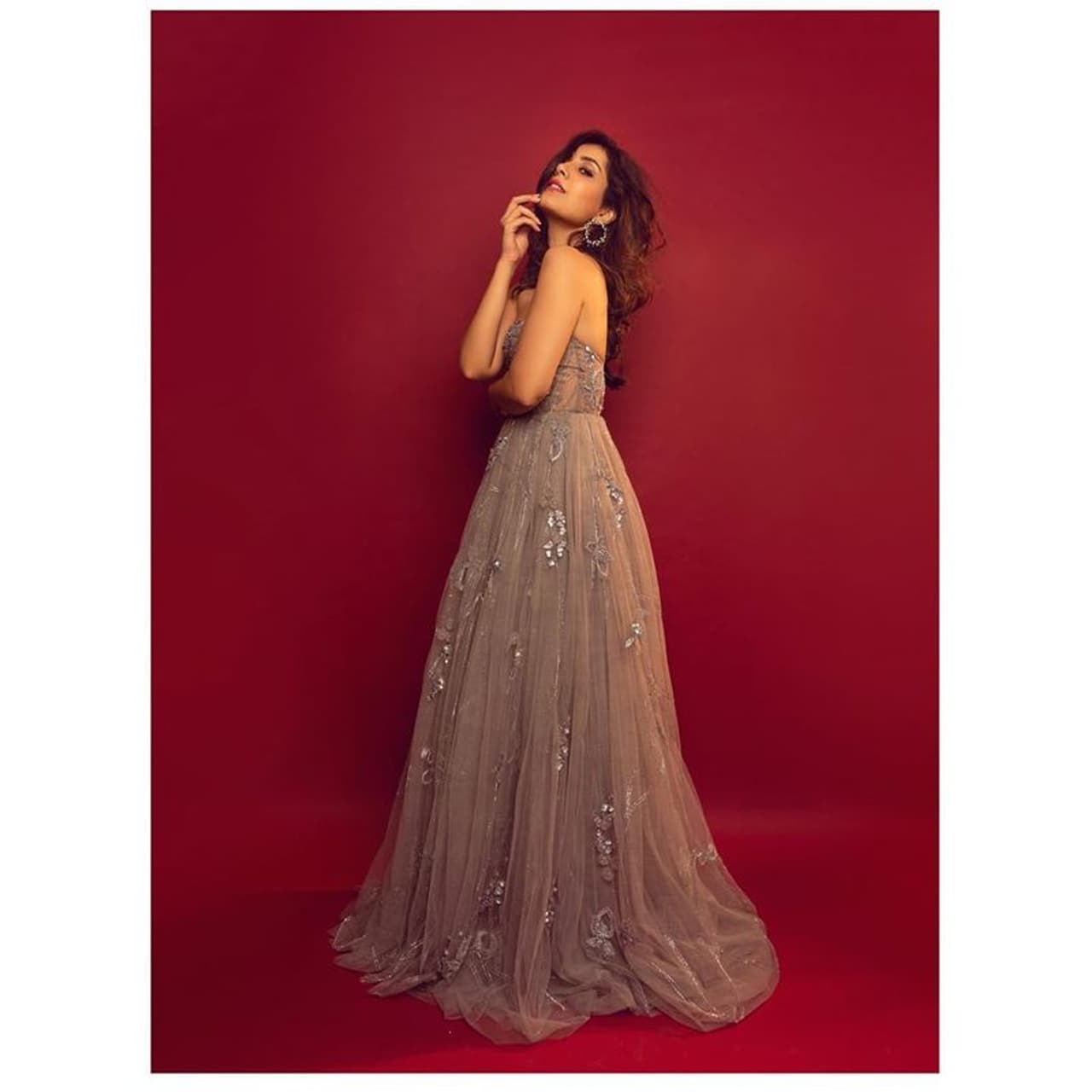 photos courtesy: instagram ఆమె బరువుపై తొలినాళ్లలో సోషల్ మీడియాలో విమర్శలు వినిపించేవి. కెరీర్ ఆరంభంలో ఆమె నటించిన సినిమాల్లో బొద్దుగా కనిపించిన ఈ భామ కొన్నాళ్లకు ఉన్నట్టుండి బరువు తగ్గింది. photos courtesy: instagram ఆమె బరువుపై తొలినాళ్లలో సోషల్ మీడియాలో విమర్శలు వినిపించేవి. కెరీర్ ఆరంభంలో ఆమె నటించిన సినిమాల్లో బొద్దుగా కనిపించిన ఈ భామ కొన్నాళ్లకు ఉన్నట్టుండి బరువు తగ్గింది.