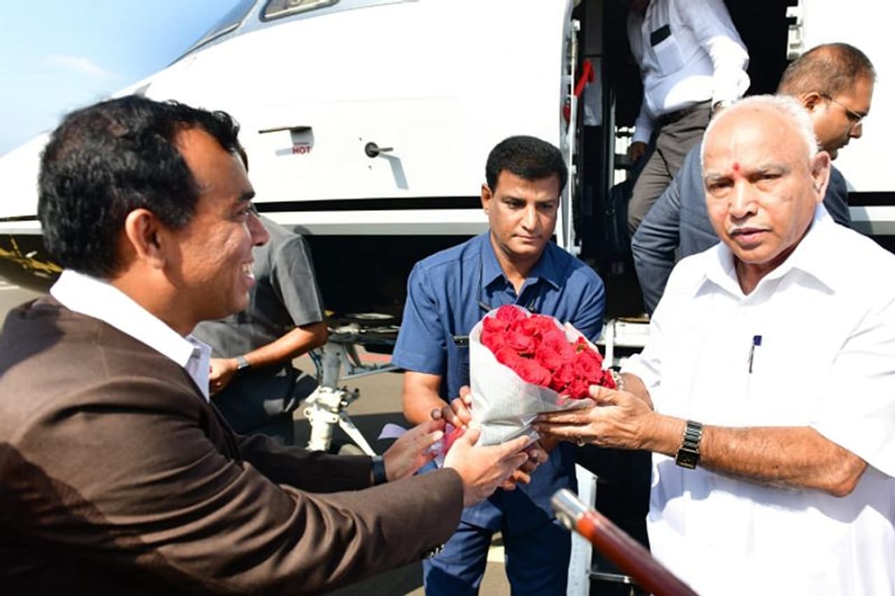 ಕಲಬುರಗಿ ವಿಮಾನ ನಿಲ್ದಾಣದಲ್ಲಿ ಸಿಎಂ ಬಿಎಸ್ ವೈಗೆ ಜಿಲ್ಲಾಡಳಿತದಿಂದ ಸ್ವಾಗತ ಕಲಬುರಗಿ ವಿಮಾನ ನಿಲ್ದಾಣದಲ್ಲಿ ಸಿಎಂ ಬಿಎಸ್ ವೈಗೆ ಜಿಲ್ಲಾಡಳಿತದಿಂದ ಸ್ವಾಗತ