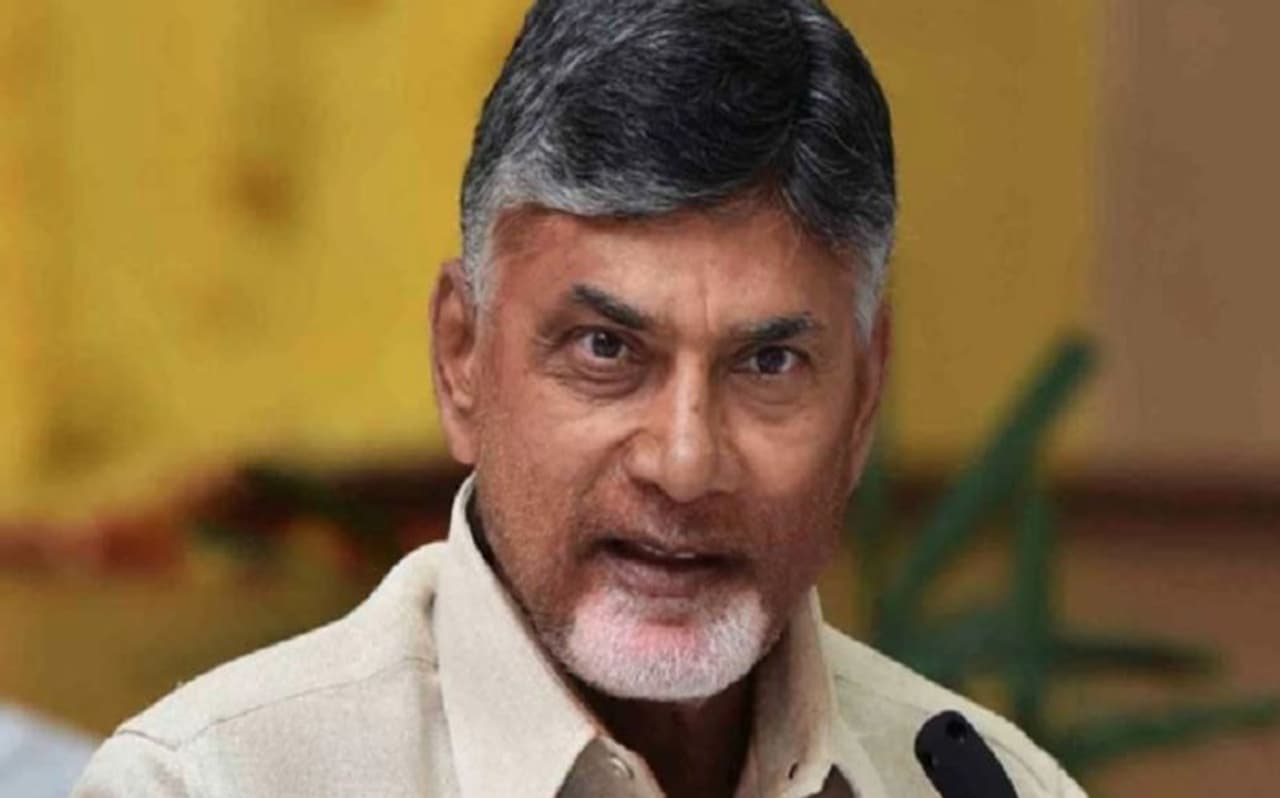 ఏపీ అసెంబ్లీ మాజీ స్పీకర్ కోడెల శివప్రసాదరావుకు ధైర్యం చెప్పేందుకు టీడీపీ సీనియర్ నేత,చీరాల ఎమ్మెల్యే కరణం బలరాం ను చంద్రబాబునాయుడు గతంలో పంపారు ఏపీ అసెంబ్లీ మాజీ స్పీకర్ కోడెల శివప్రసాదరావుకు ధైర్యం చెప్పేందుకు టీడీపీ సీనియర్ నేత,చీరాల ఎమ్మెల్యే కరణం బలరాం ను చంద్రబాబునాయుడు గతంలో పంపారు