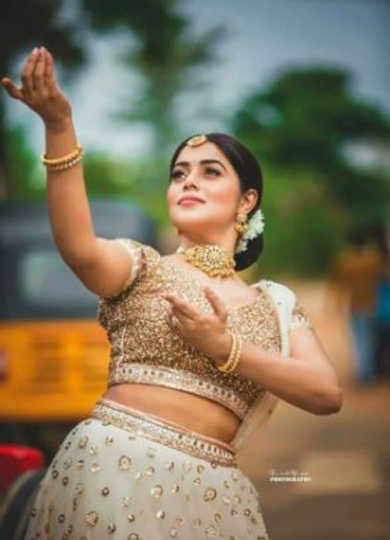 <p>முனியாண்டி விலங்கியல் மூன்றாம் ஆண்டு’ படத்தின் மூலம் தமிழில் அறிமுகமானவர் நடிகை பூர்ணா. இதை தொடர்ந்து பல படங்களில் கமிட் ஆகி நடித்தும் இவரால் முன்னணி நடிகை என்கிற இடத்தை பிடிக்க முடியவில்லை.&nbsp;</p>