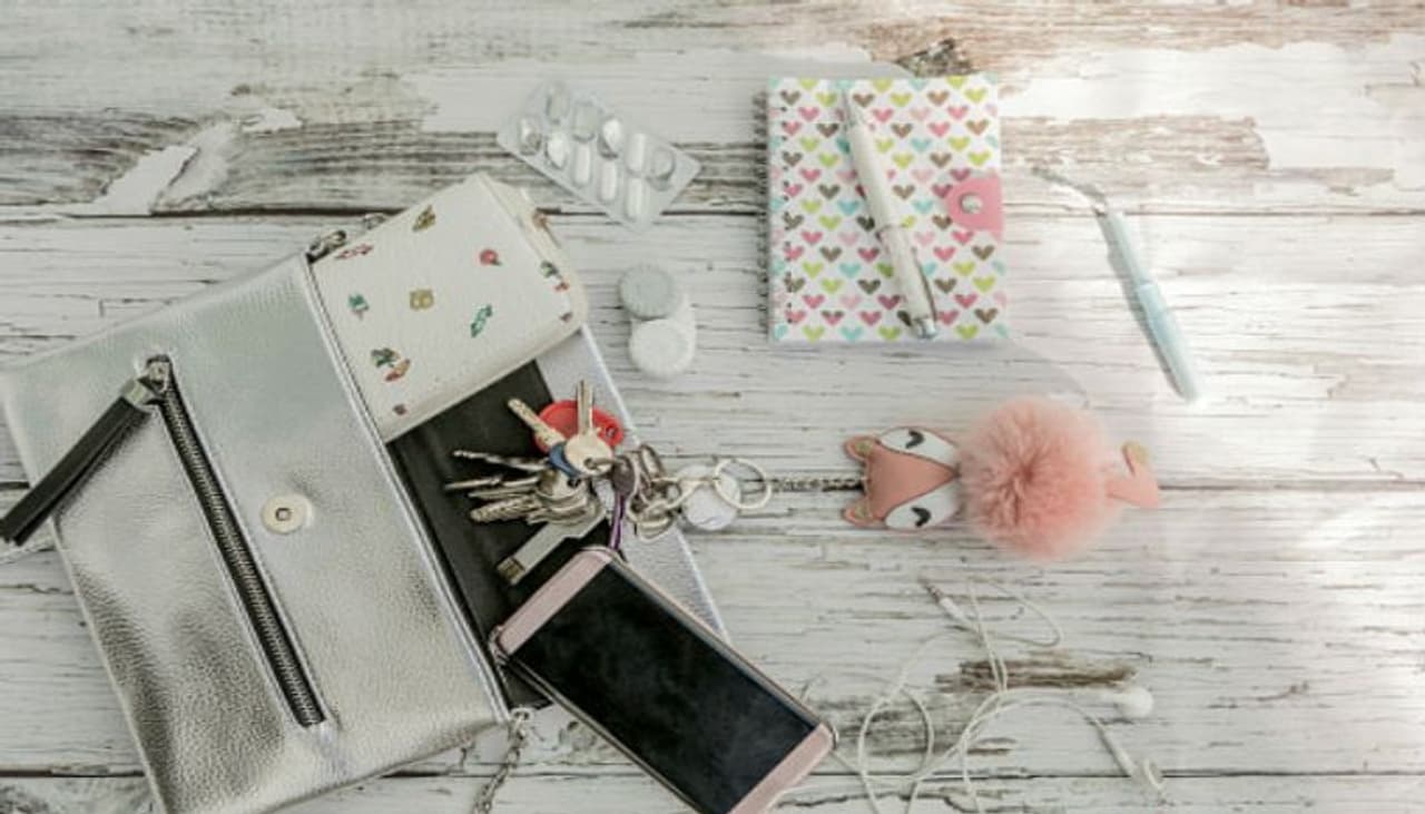 <p>ಇಲ್ಲಿದೆ ಪರ್ಸ್‌ನ್ನು ಯಾವ ರೀತಿ ಮ್ಯಾನೇಜ್‌ ಮಾಡುವುದರು, ಇದರಿಂದ ನಿಮ್ಮ ಪರ್ಸನಾಲಿಟಿ ಚೆನ್ನಾಗಿ ಮಾಡಲು ಏನು ಮಾಡಬೇಕು ಅನ್ನೋ ಸಿಂಪಲ್ ಟಿಫ್ಸ್, ಈ ವಸ್ತುಗಳನ್ನು ಪರ್ಸ್ ನಲ್ಲಿ ಚೆನ್ನಾಗಿ ಜೋಡಿಸಿಟ್ಟರೆ ಯಾವುದೇ ಸಂದರ್ಭದಲ್ಲೂ ಇದು ನಿಮಗೆ ಉಪಯೋಗಕ್ಕೆ ಬರೋದ್ರಲ್ಲಿ ಸಂಶಯವಿಲ್ಲ.&nbsp;</p>