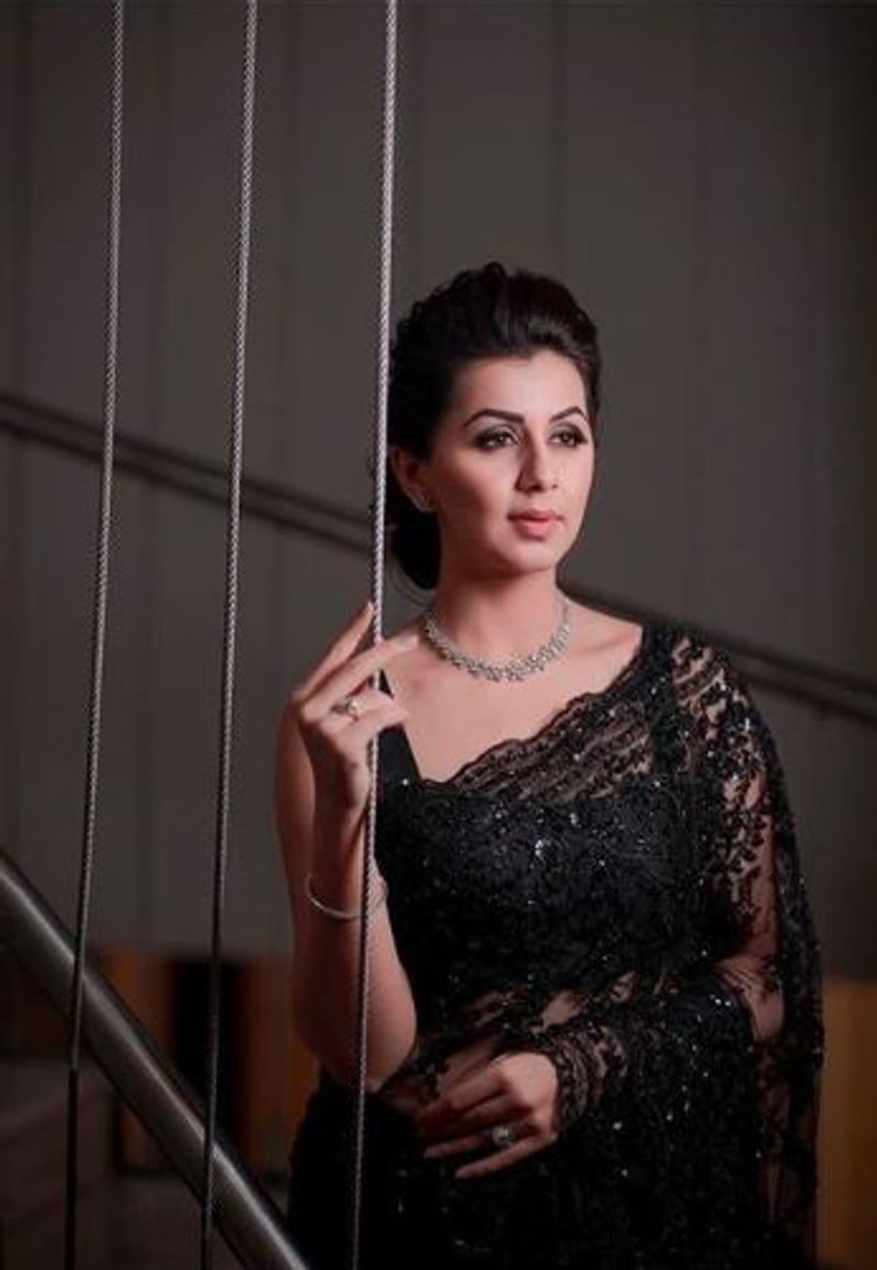 கருப்பு சேலையில் கவர்ந்து இழுக்கும் நிக்கி கருப்பு சேலையில் கவர்ந்து இழுக்கும் நிக்கி