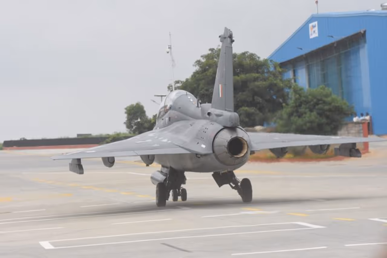 ಗಾಜಿನ ಹೊದಿಕೆ ಇರೋ ಕಾಕ್'ಪೀಟ್ ಗಾಜಿನ ಹೊದಿಕೆ ಇರೋ ಕಾಕ್'ಪೀಟ್