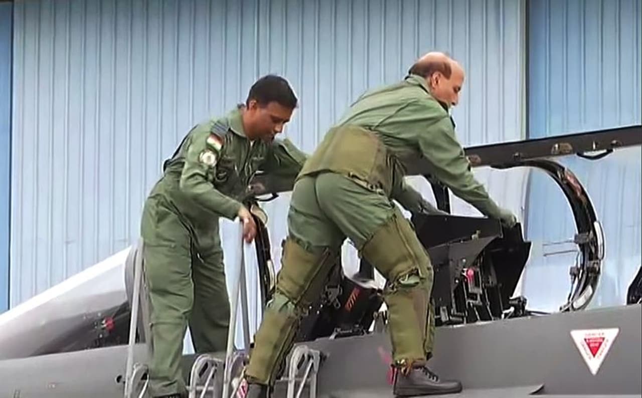 68 കാരനായ രാജ്നാഥ് സിംഗ്, പൈലറ്റിന്റെ ജി സ്യൂട്ട് വേഷത്തിലുള്ള ചിത്രം ട്വിറ്ററിൽ പോസ്റ്റ് ചെയ്ത് എഴുതിയത് ''ഇനി പറക്കാം, എല്ലാം തയ്യാർ'' എന്നായിരുന്നു. വിമാനത്തിലേക്ക് പൈലറ്റിനൊപ്പം നടന്ന് കയറിയ രാജ്നാഥ്, സ്വയം പിൻസീറ്റിലിരുന്ന്, സ്ട്രാപ്പ് ധരിച്ച് പറക്കാൻ തയ്യാറായി. 68 കാരനായ രാജ്നാഥ് സിംഗ്, പൈലറ്റിന്റെ ജി സ്യൂട്ട് വേഷത്തിലുള്ള ചിത്രം ട്വിറ്ററിൽ പോസ്റ്റ് ചെയ്ത് എഴുതിയത് ''ഇനി പറക്കാം, എല്ലാം തയ്യാർ'' എന്നായിരുന്നു. വിമാനത്തിലേക്ക് പൈലറ്റിനൊപ്പം നടന്ന് കയറിയ രാജ്നാഥ്, സ്വയം പിൻസീറ്റിലിരുന്ന്, സ്ട്രാപ്പ് ധരിച്ച് പറക്കാൻ തയ്യാറായി.