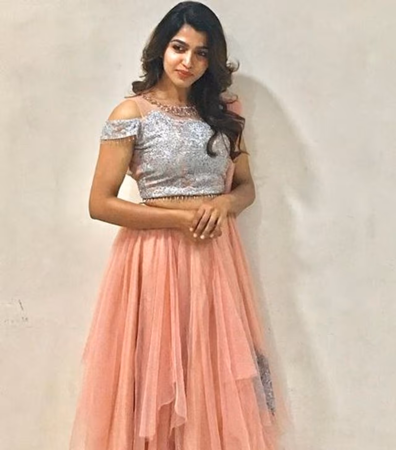 மெழுகு சிலை போல் நின்று மென்மையாய் பார்க்கும் கண்கள் மெழுகு சிலை போல் நின்று மென்மையாய் பார்க்கும் கண்கள்