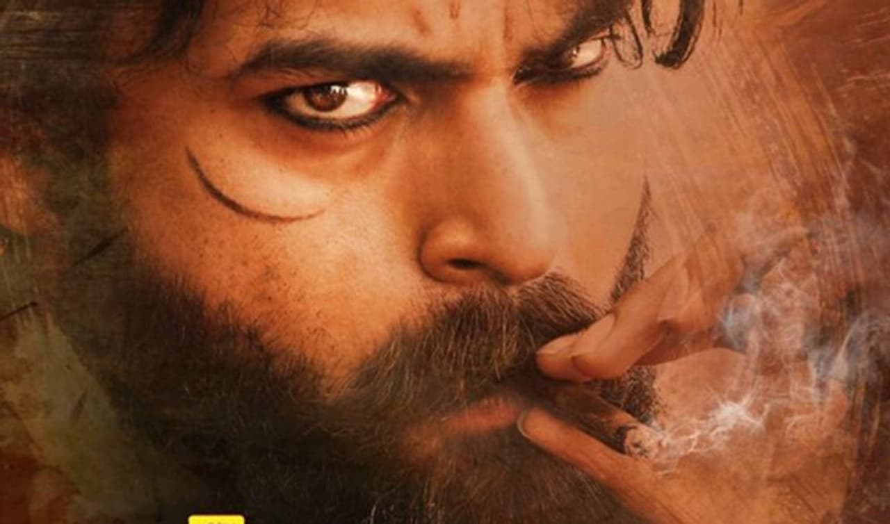 (Review By సూర్య ప్రకాష్ జోశ్యుల) ప్రేమ కథలు, సాఫ్ట్ రోల్స్ పోషిస్తూ వస్తున్న వరణ్ తేజ ఈ సినిమా కోసం ఒక్కసారిగా తన లుక్ ని పూర్తిగా మార్చి కనపడగానే ఒక్కసారిగా ఎలర్ట్ అయ్యారు.దానికి తోడు తమిళంలో సూపర్ హిట్ అయిన జిగర్తాండ సినిమా రీమేక్ కావటం, దానికి హరీష్ శంకర్ డైరక్టర్ కావటం అనేది సినిమాపై ఆసక్తిని కలిగించాయి. దానికి తోడు టైటిల్ వివాదం సినిమాని ఎప్పుడూ వార్తల్లో ఉంచేలా చేసింది. ఇవన్ని కలిపి ఏంటీ సినిమా అనే ఎక్సపెక్టేషన్స్ పెంచాయనటంలో సందేహం లేదు. అయితే వాటిని ఈ సినిమా అందుకోగలిగిందా..తమిళ వెర్షన్ ని ట్రూ రీమేక్ గా ఫాలో అయ్యారా..మార్పులు ఏం చేసారు...వరుణ్ తేజ ఈ సినిమాతో మరో హిట్ ని తన ఖాతాలో వేసుకున్నారా వంటి విశేషాలు రివ్యూలో చూద్దాం. (Review By సూర్య ప్రకాష్ జోశ్యుల) ప్రేమ కథలు, సాఫ్ట్ రోల్స్ పోషిస్తూ వస్తున్న వరణ్ తేజ ఈ సినిమా కోసం ఒక్కసారిగా తన లుక్ ని పూర్తిగా మార్చి కనపడగానే ఒక్కసారిగా ఎలర్ట్ అయ్యారు.దానికి తోడు తమిళంలో సూపర్ హిట్ అయిన జిగర్తాండ సినిమా రీమేక్ కావటం, దానికి హరీష్ శంకర్ డైరక్టర్ కావటం అనేది సినిమాపై ఆసక్తిని కలిగించాయి. దానికి తోడు టైటిల్ వివాదం సినిమాని ఎప్పుడూ వార్తల్లో ఉంచేలా చేసింది. ఇవన్ని కలిపి ఏంటీ సినిమా అనే ఎక్సపెక్టేషన్స్ పెంచాయనటంలో సందేహం లేదు. అయితే వాటిని ఈ సినిమా అందుకోగలిగిందా..తమిళ వెర్షన్ ని ట్రూ రీమేక్ గా ఫాలో అయ్యారా..మార్పులు ఏం చేసారు...వరుణ్ తేజ ఈ సినిమాతో మరో హిట్ ని తన ఖాతాలో వేసుకున్నారా వంటి విశేషాలు రివ్యూలో చూద్దాం.