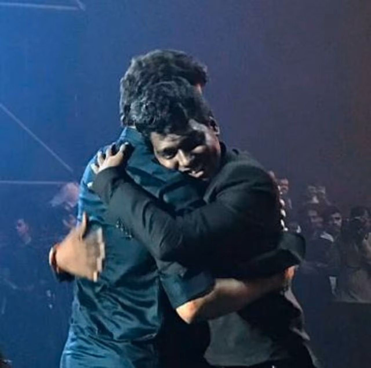 கட்டி அணைத்து விஜய்யை வரவேற்ற அட்லீ கட்டி அணைத்து விஜய்யை வரவேற்ற அட்லீ