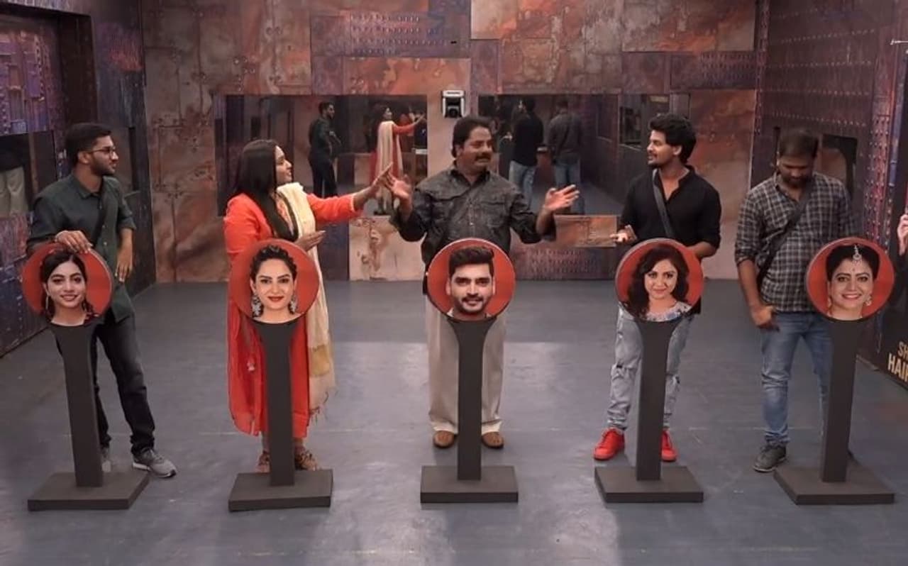 బిగ్ బాస్ సీజన్ 3 తొమ్మిదో వారం పూర్తి చేసుకోనుంది. 17 మంది కంటెస్టెంట్స్తో మొదలైన ఈ షోలో ప్రస్తుతం పది మంది మాత్రమే మిగిలారు. శుక్రవారం నాటి ఎపిసోడ్ ఎంతో ఎమోషనల్ గా సాగింది. హౌస్లో 10 మంది కంటెస్టెంట్స్ తరుపున 10 మంది ఇంటి సభ్యులు బిగ్ బాస్ హౌస్కి వచ్చారు. బిగ్ బాస్ సీజన్ 3 తొమ్మిదో వారం పూర్తి చేసుకోనుంది. 17 మంది కంటెస్టెంట్స్తో మొదలైన ఈ షోలో ప్రస్తుతం పది మంది మాత్రమే మిగిలారు. శుక్రవారం నాటి ఎపిసోడ్ ఎంతో ఎమోషనల్ గా సాగింది. హౌస్లో 10 మంది కంటెస్టెంట్స్ తరుపున 10 మంది ఇంటి సభ్యులు బిగ్ బాస్ హౌస్కి వచ్చారు.