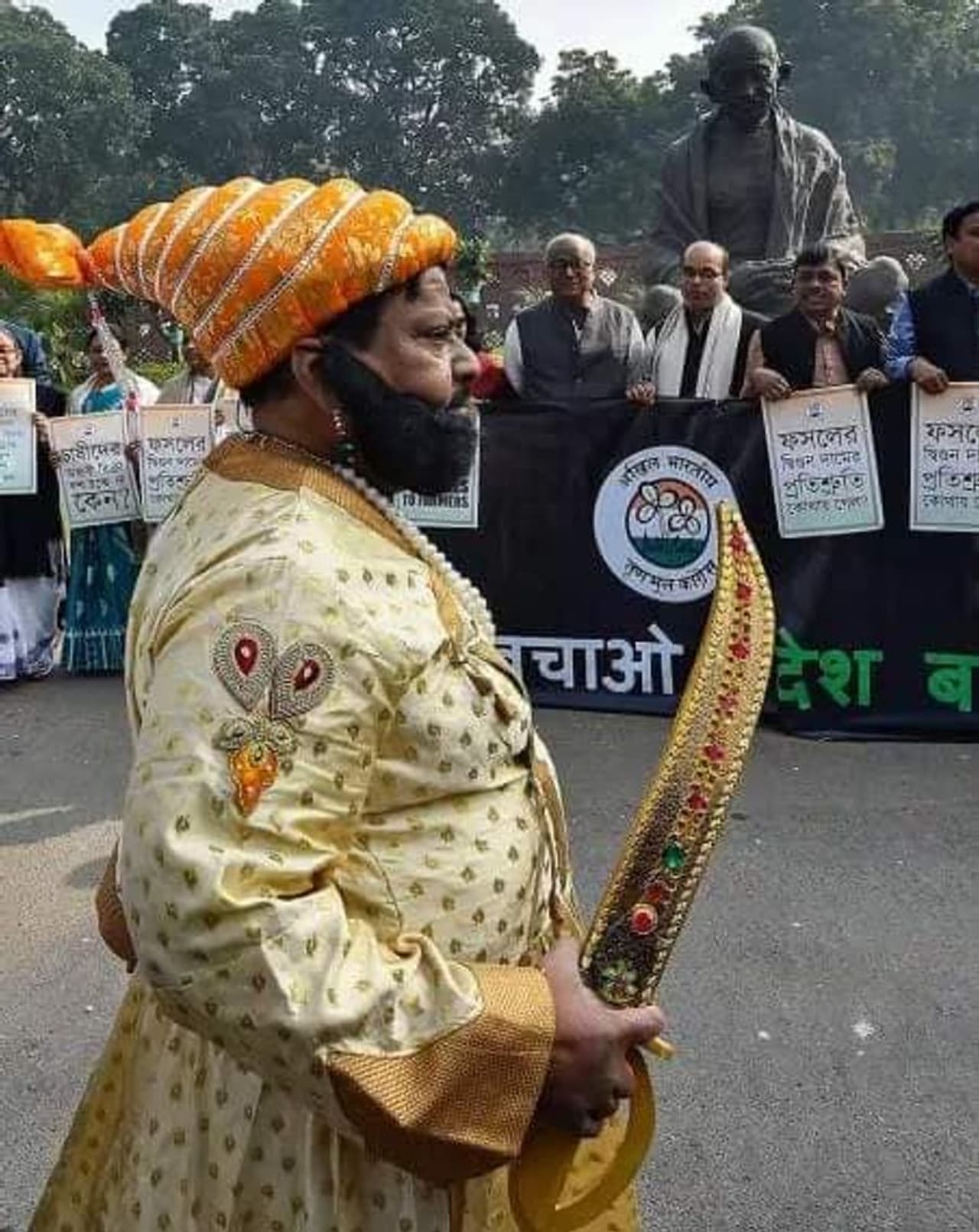 ప్రత్యేక హోదా కోసం ఛత్రపతి శివాజీ మహారాజ్ అవతారంలో నిరసన తెలుపుతున్న చిత్రం.