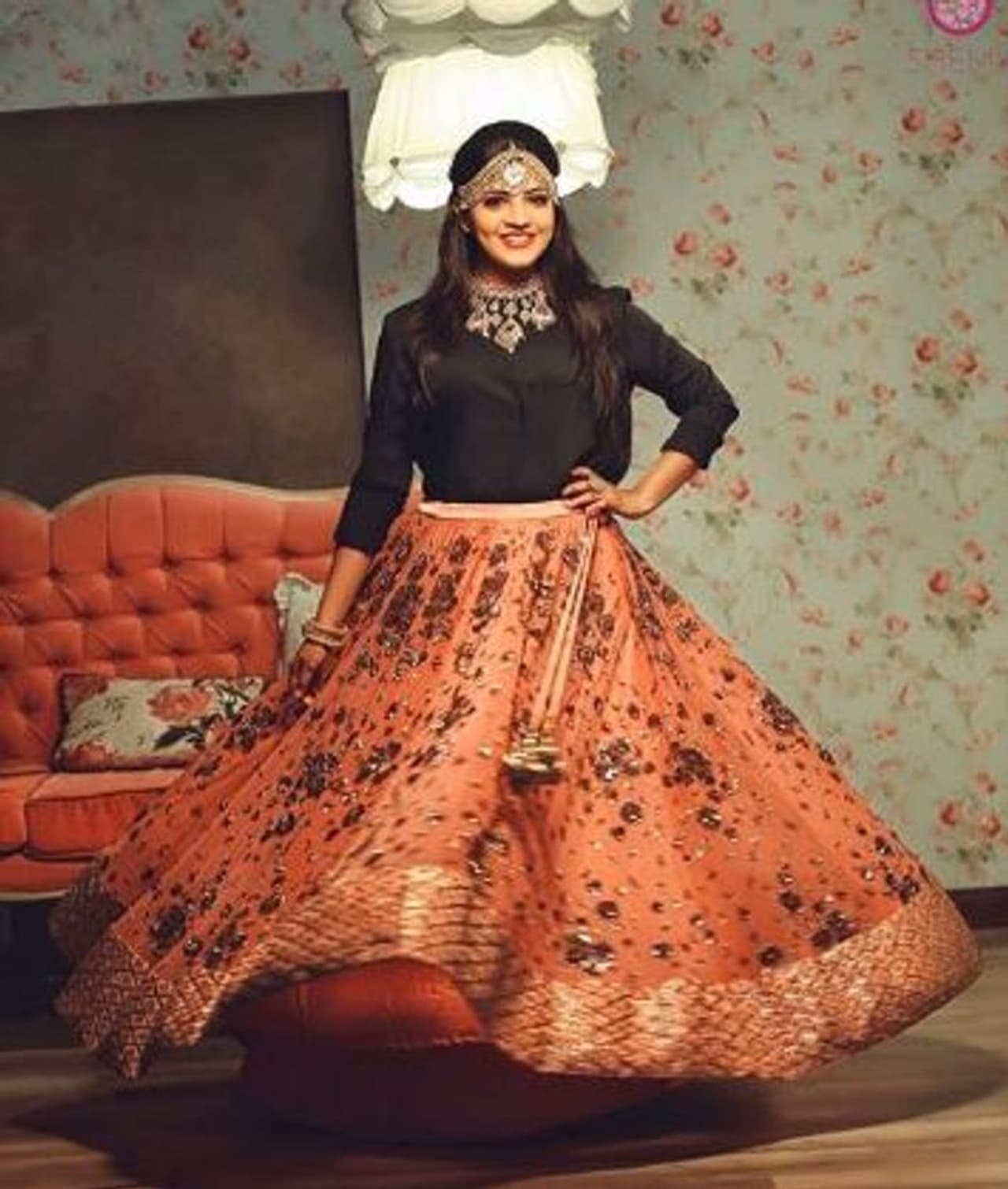 கண்கவர் நகைகள் அணிந்திருக்கும் அபர்ணா கண்கவர் நகைகள் அணிந்திருக்கும் அபர்ணா