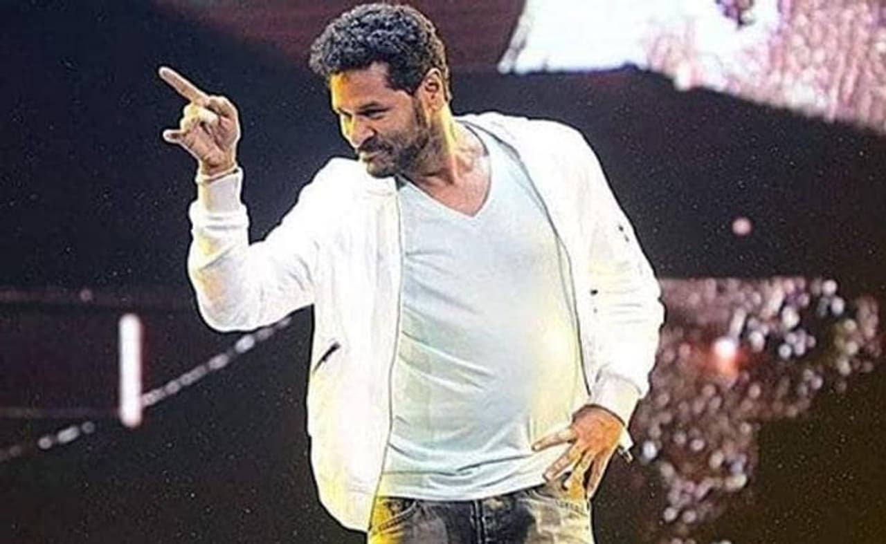 ప్రభుదేవా : ఇండియన్ మైకేల్ జాక్సన్ అని ప్రభుదేవాని అభిమానులు ముద్దుగా పిలుచుకుంటారు. దీనిని బట్టే అర్థం చేసుకోవచ్చు అతడి డాన్సింగ్ స్కిల్స్ ఎలాంటివో అని.