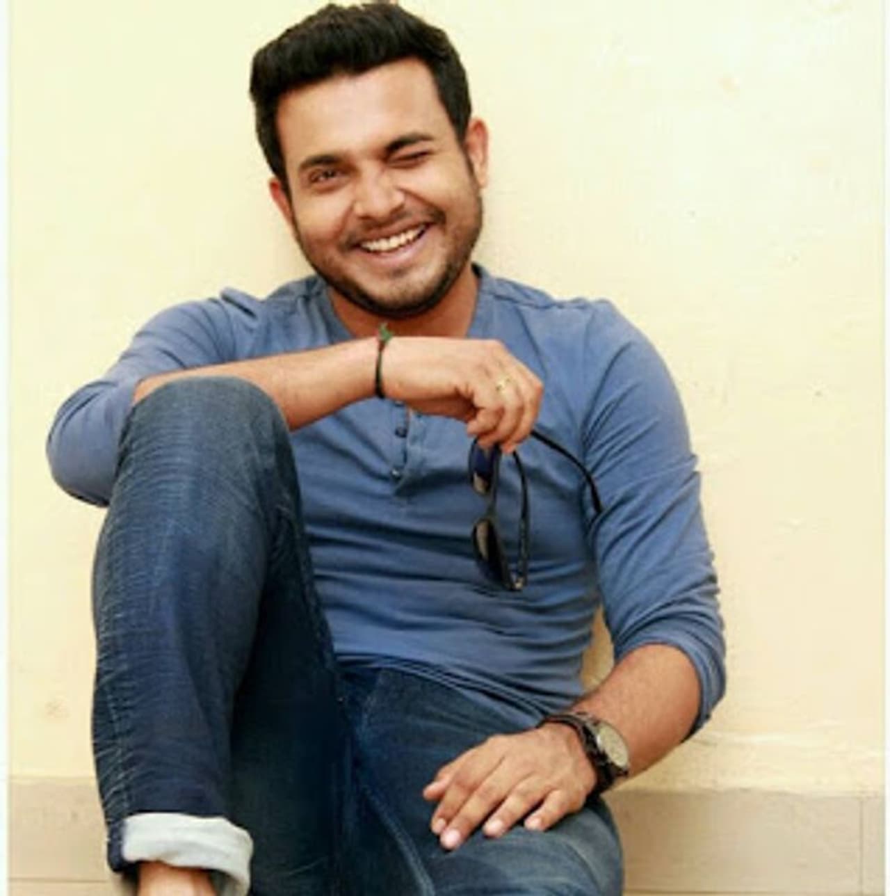 జబర్దస్త్ షో కు మూల స్దంబాల్లో ఒకడు గెటప్ శ్రీను. సుడిగాలి సుధీర్ టీమ్లో ఒకడైన గెటప్ శీనుకు మంచి డిమాండ్ ఉంది. అతను వేషే గెటప్ లతో మంచి ఫాలోయింగ్ సంపాదించుకున్నాడు. రీసెంట్ గా బిల్డప్ బాబాయ్ స్కిట్ యూట్యూబ్లో సూపర్ హిట్ అయ్యింది. దాంతో అతని స్కిట్ లకు విపరీతమైన ప్రేక్షకాదరణ పెరిగింది. ఎన్నారై అసోసియేషన్స్ అమెరికా, లండన్ వంటి దేశాల్లో గెటప్ శీనుతో షోలను ఏర్పాటు చేస్తున్నారు. జబర్దస్త్ షో కు మూల స్దంబాల్లో ఒకడు గెటప్ శ్రీను. సుడిగాలి సుధీర్ టీమ్లో ఒకడైన గెటప్ శీనుకు మంచి డిమాండ్ ఉంది. అతను వేషే గెటప్ లతో మంచి ఫాలోయింగ్ సంపాదించుకున్నాడు. రీసెంట్ గా బిల్డప్ బాబాయ్ స్కిట్ యూట్యూబ్లో సూపర్ హిట్ అయ్యింది. దాంతో అతని స్కిట్ లకు విపరీతమైన ప్రేక్షకాదరణ పెరిగింది. ఎన్నారై అసోసియేషన్స్ అమెరికా, లండన్ వంటి దేశాల్లో గెటప్ శీనుతో షోలను ఏర్పాటు చేస్తున్నారు.