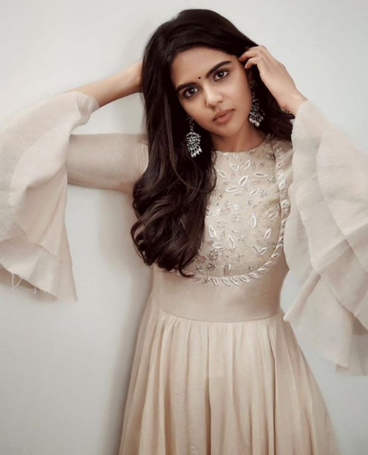 வெள்ளை நிற உடையில் தேவதை போல் மின்னும் கல்யாணி வெள்ளை நிற உடையில் தேவதை போல் மின்னும் கல்யாணி