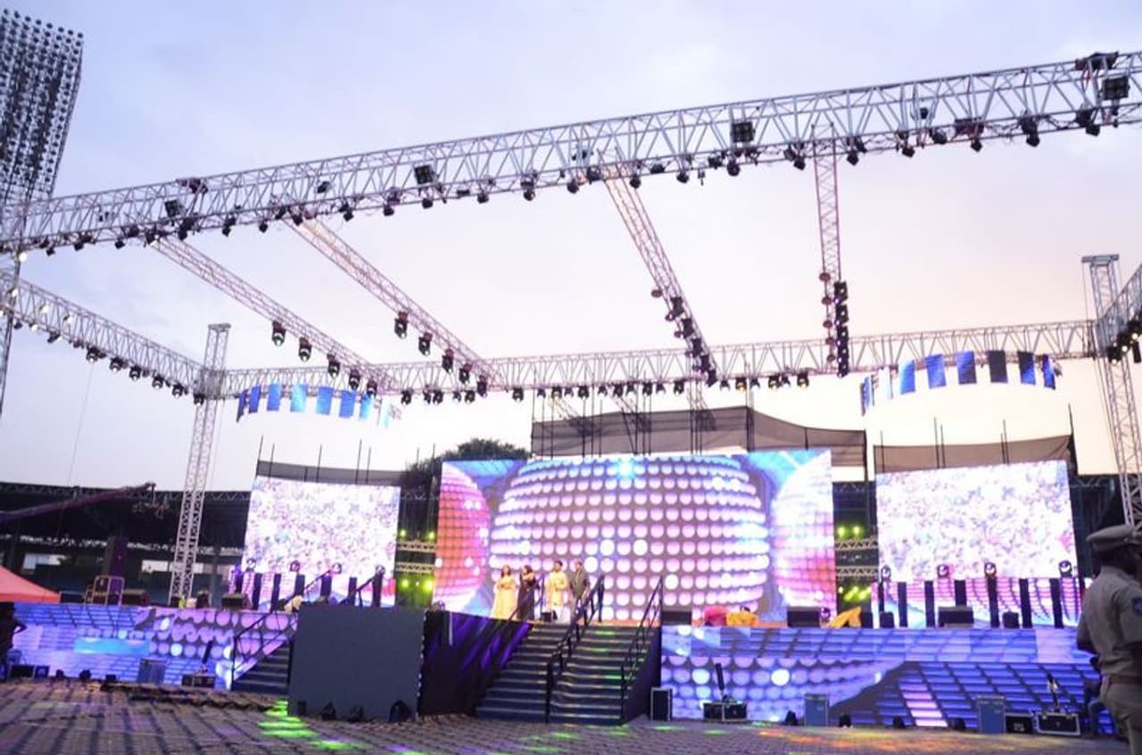 ముస్తాబైన వేదిక..