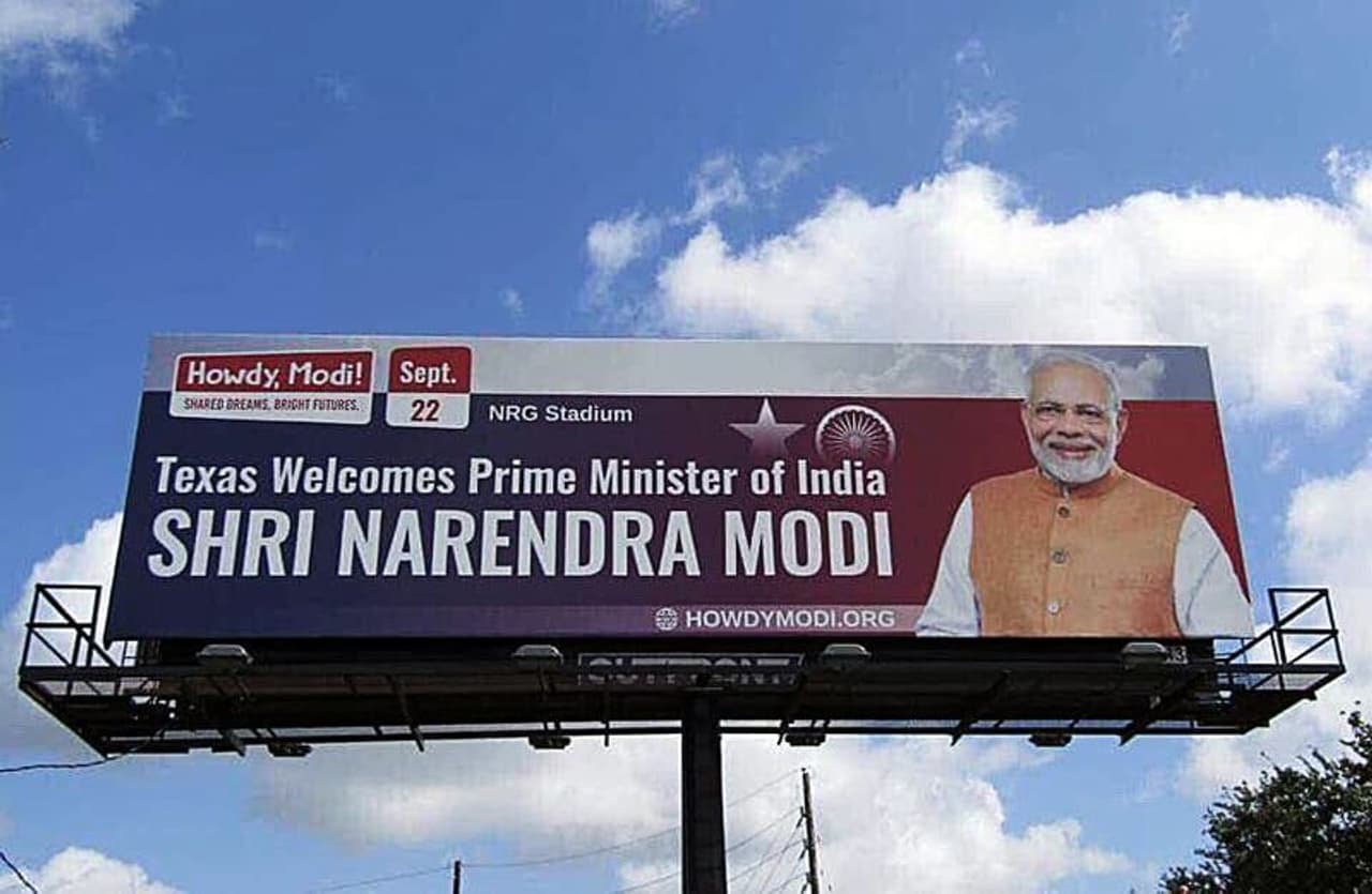 ഏഴ് ദിവസത്തെ സന്ദര്ശനത്തിനായി അമേരിക്കയിലെത്തിയ ഇന്ത്യന് പ്രധാനമന്ത്രി നരേന്ദ്രമോദി, 'ഹൗഡി മോദി ' പരിപാടിയില് പങ്കെടുക്കാനായിട്ടാണ് ഹൂസ്റ്റണിലെത്തിയത്. മോദി അമേരിക്കയില് എത്തിച്ചേരുന്നതിന് ദിവസങ്ങള്ക്ക് മുന്നേതന്നെ 'ഹൗഡി മോദി' പരിപാടിക്കായി പരസ്യപരിപാടികള് ആരംഭിച്ചിരുന്നു. ഏഴ് ദിവസത്തെ സന്ദര്ശനത്തിനായി അമേരിക്കയിലെത്തിയ ഇന്ത്യന് പ്രധാനമന്ത്രി നരേന്ദ്രമോദി, 'ഹൗഡി മോദി ' പരിപാടിയില് പങ്കെടുക്കാനായിട്ടാണ് ഹൂസ്റ്റണിലെത്തിയത്. മോദി അമേരിക്കയില് എത്തിച്ചേരുന്നതിന് ദിവസങ്ങള്ക്ക് മുന്നേതന്നെ 'ഹൗഡി മോദി' പരിപാടിക്കായി പരസ്യപരിപാടികള് ആരംഭിച്ചിരുന്നു.