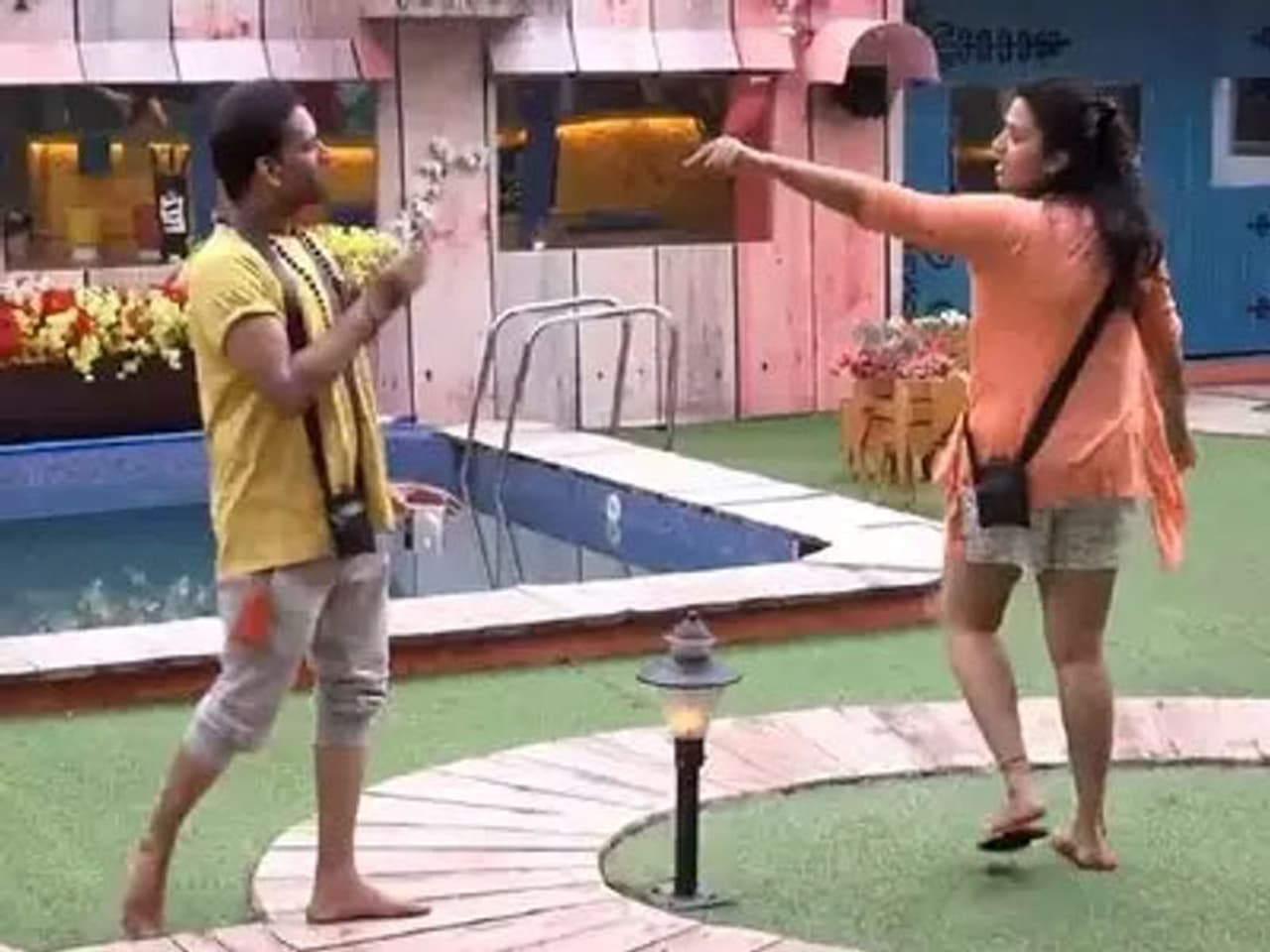 బిగ్ బాస్ సీజన్ 3 పదో వారంలోకి ఎంట్రీ ఇచ్చింది. సోమవారం నాటి ఎపిసోడ్ రసవత్తరంగా సాగింది. ముందుగా ఈ ఎపిసోడ్ ఆరంభంలో శ్రీముఖి, బాబా భాస్కర్ ల మధ్య సరదా సంభాషణ సాగింది. బిగ్ బాస్ సీజన్ 3 పదో వారంలోకి ఎంట్రీ ఇచ్చింది. సోమవారం నాటి ఎపిసోడ్ రసవత్తరంగా సాగింది. ముందుగా ఈ ఎపిసోడ్ ఆరంభంలో శ్రీముఖి, బాబా భాస్కర్ ల మధ్య సరదా సంభాషణ సాగింది.