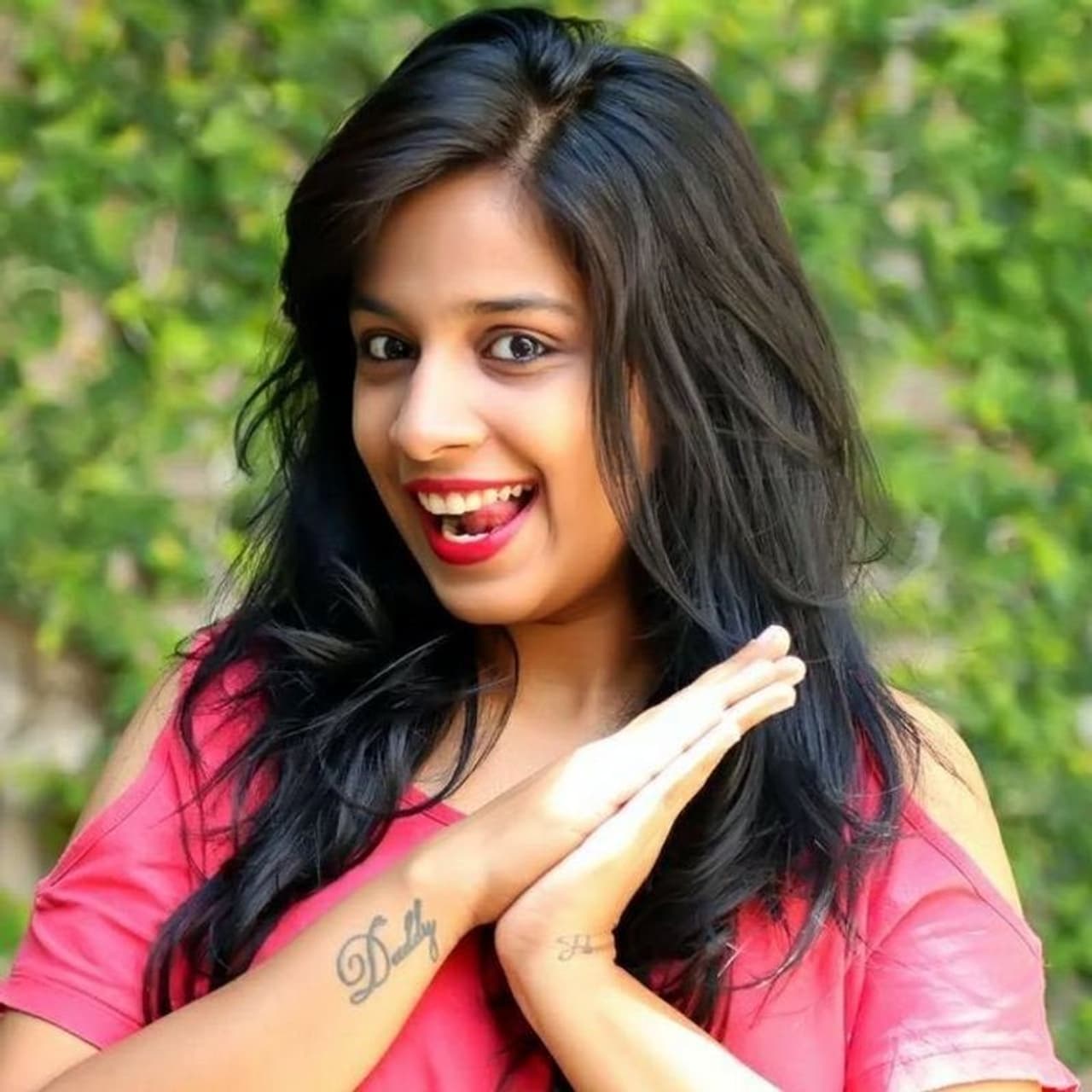 మహాతల్లి షోతో యూ ట్యూబ్ లో సెన్సేషన్ క్రియేట్ చేస్తున్న జాహ్నవి పలు సినిమాల్లో కూడా నటించింది. సోషల్ మీడియాలో ఆమె తనకంటూ ఒక స్పెషల్ ఫ్యాన్ బేస్ ను ఏర్పాటుచేసుకున్నారు. మహాతల్లి షోతో యూ ట్యూబ్ లో సెన్సేషన్ క్రియేట్ చేస్తున్న జాహ్నవి పలు సినిమాల్లో కూడా నటించింది. సోషల్ మీడియాలో ఆమె తనకంటూ ఒక స్పెషల్ ఫ్యాన్ బేస్ ను ఏర్పాటుచేసుకున్నారు.