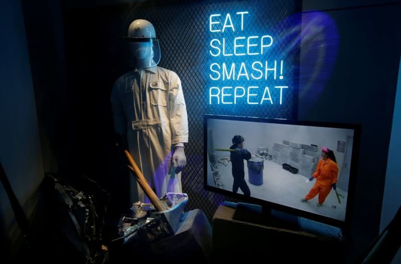 ബെയ്ജിങ്ങിലെ ഒരു കലിപ്പ് മുറിയില് അരമണിക്കൂറോളം ചെലവഴിക്കാൻ മൂന്ന് പേര്ക്ക് 158 യുവാൻ ($ 23) നൽകണം. അവിടെ നിന്ന് നിങ്ങള്ക്ക് തല്ലിപ്പൊളിക്കാനാവശ്യമായ സാധനങ്ങളുടെ ലിസ്റ്റ് നല്കാം. കൂടെ തല്ലി പൊളിക്കാനാവശ്യമായ വടി, ഹോക്കി സ്റ്റിക്ക്, ദണ്ഡ്, ഇവയിലേതെങ്കിലും ലഭിക്കും. കൂടാതെ ഒരു ഹെല്മറ്റും പ്രത്യേകതരം വസ്ത്രവും ലഭിക്കും. ബെയ്ജിങ്ങിലെ ഒരു കലിപ്പ് മുറിയില് അരമണിക്കൂറോളം ചെലവഴിക്കാൻ മൂന്ന് പേര്ക്ക് 158 യുവാൻ ($ 23) നൽകണം. അവിടെ നിന്ന് നിങ്ങള്ക്ക് തല്ലിപ്പൊളിക്കാനാവശ്യമായ സാധനങ്ങളുടെ ലിസ്റ്റ് നല്കാം. കൂടെ തല്ലി പൊളിക്കാനാവശ്യമായ വടി, ഹോക്കി സ്റ്റിക്ക്, ദണ്ഡ്, ഇവയിലേതെങ്കിലും ലഭിക്കും. കൂടാതെ ഒരു ഹെല്മറ്റും പ്രത്യേകതരം വസ്ത്രവും ലഭിക്കും.