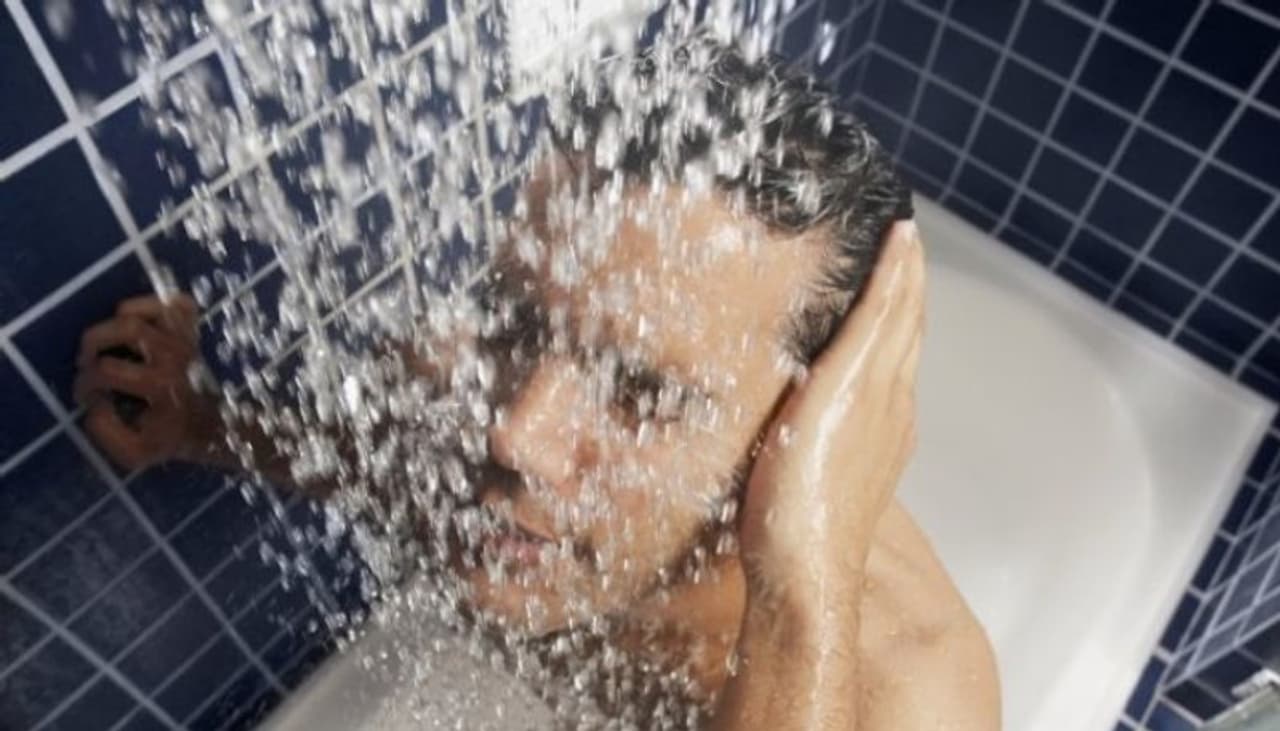 <p>ಸ್ನಾನ ಮಾಡುವುದು ತುಂಬಾ ಪ್ರಯೋಜನಕಾರಿ, ಆದರೆ ಕೆಲವು ತಪ್ಪುಗಳು ಅದರ ಎಲ್ಲಾ ಪ್ರಯೋಜನಗಳನ್ನು ತೆಗೆದುಹಾಕಬಹುದು. ಹೆಚ್ಚಿನ ಜನರು ಪ್ರತಿದಿನ ಈ ತಪ್ಪುಗಳನ್ನು ಪುನರಾವರ್ತಿಸುತ್ತಾರೆ. ಆದ್ದರಿಂದ ಸ್ನಾನ ಮಾಡುವಾಗ ಮಾಡುವ ತಪ್ಪುಗಳ ಬಗ್ಗೆ ತಿಳಿಯೋಣ.</p> <p>ಸ್ನಾನ ಮಾಡುವುದು ತುಂಬಾ ಪ್ರಯೋಜನಕಾರಿ, ಆದರೆ ಕೆಲವು ತಪ್ಪುಗಳು ಅದರ ಎಲ್ಲಾ ಪ್ರಯೋಜನಗಳನ್ನು ತೆಗೆದುಹಾಕಬಹುದು. ಹೆಚ್ಚಿನ ಜನರು ಪ್ರತಿದಿನ ಈ ತಪ್ಪುಗಳನ್ನು ಪುನರಾವರ್ತಿಸುತ್ತಾರೆ. ಆದ್ದರಿಂದ ಸ್ನಾನ ಮಾಡುವಾಗ ಮಾಡುವ ತಪ್ಪುಗಳ ಬಗ್ಗೆ ತಿಳಿಯೋಣ.</p>