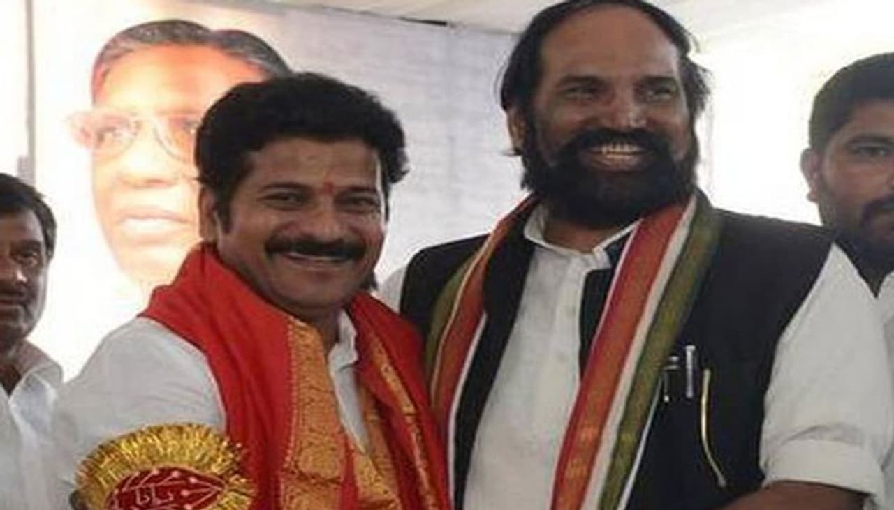 <p>తెలంగాణ రాజకీయాలు మంచి రసకందాయంలో ఉన్నాయి. దుబ్బాక ఉపఎన్నిక, గ్రేటర్ హైదరాబాద్ ఎన్నికల్లో విజయం సాధించిన ఊపులో బీజేపీ పట్టు కోల్పోతున్నట్టుగా కనబడుతుంది అధికార తెరాస. ఇక గమ్యం తెలియని, చుక్కాని లేని నావలా ఉంది కాంగ్రెస్ పరిస్థితి. అటు కేంద్రంలో ఇటు రాష్ట్రంలో సరైన నాయకత్వం లేక డీలా పడిపోయారు కాంగ్రెస్ నేతలు. </p> <p>తెలంగాణ రాజకీయాలు మంచి రసకందాయంలో ఉన్నాయి. దుబ్బాక ఉపఎన్నిక, గ్రేటర్ హైదరాబాద్ ఎన్నికల్లో విజయం సాధించిన ఊపులో బీజేపీ పట్టు కోల్పోతున్నట్టుగా కనబడుతుంది అధికార తెరాస. ఇక గమ్యం తెలియని, చుక్కాని లేని నావలా ఉంది కాంగ్రెస్ పరిస్థితి. అటు కేంద్రంలో ఇటు రాష్ట్రంలో సరైన నాయకత్వం లేక డీలా పడిపోయారు కాంగ్రెస్ నేతలు. </p>